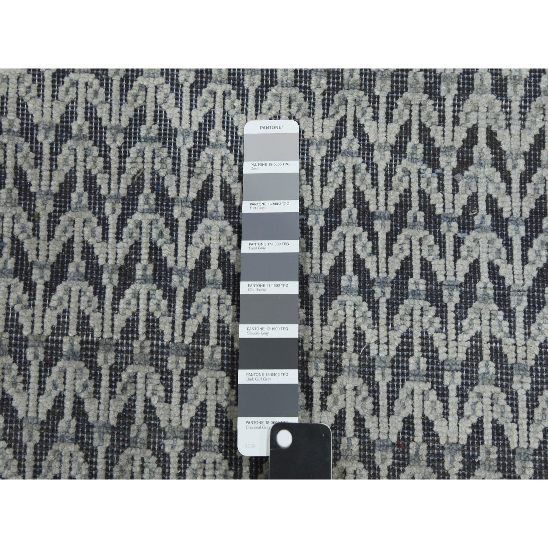 8'x10' Schwarzer, handgeknüpfter Wollteppich aus reiner, gehobener Seide mit sich wiederholendem Muster im Angebot 2