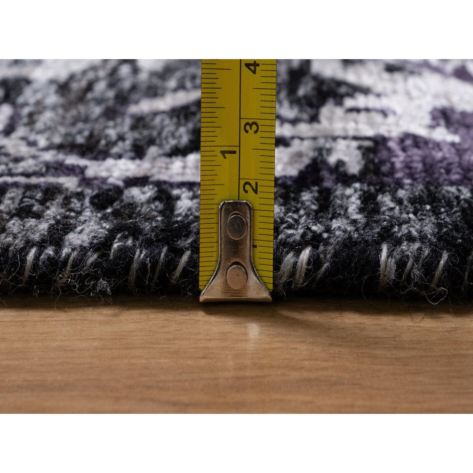 8'x10' Tapis noué à la main en laine et soie noire à motif de feuilles de faucille et à poils souples en vente 3