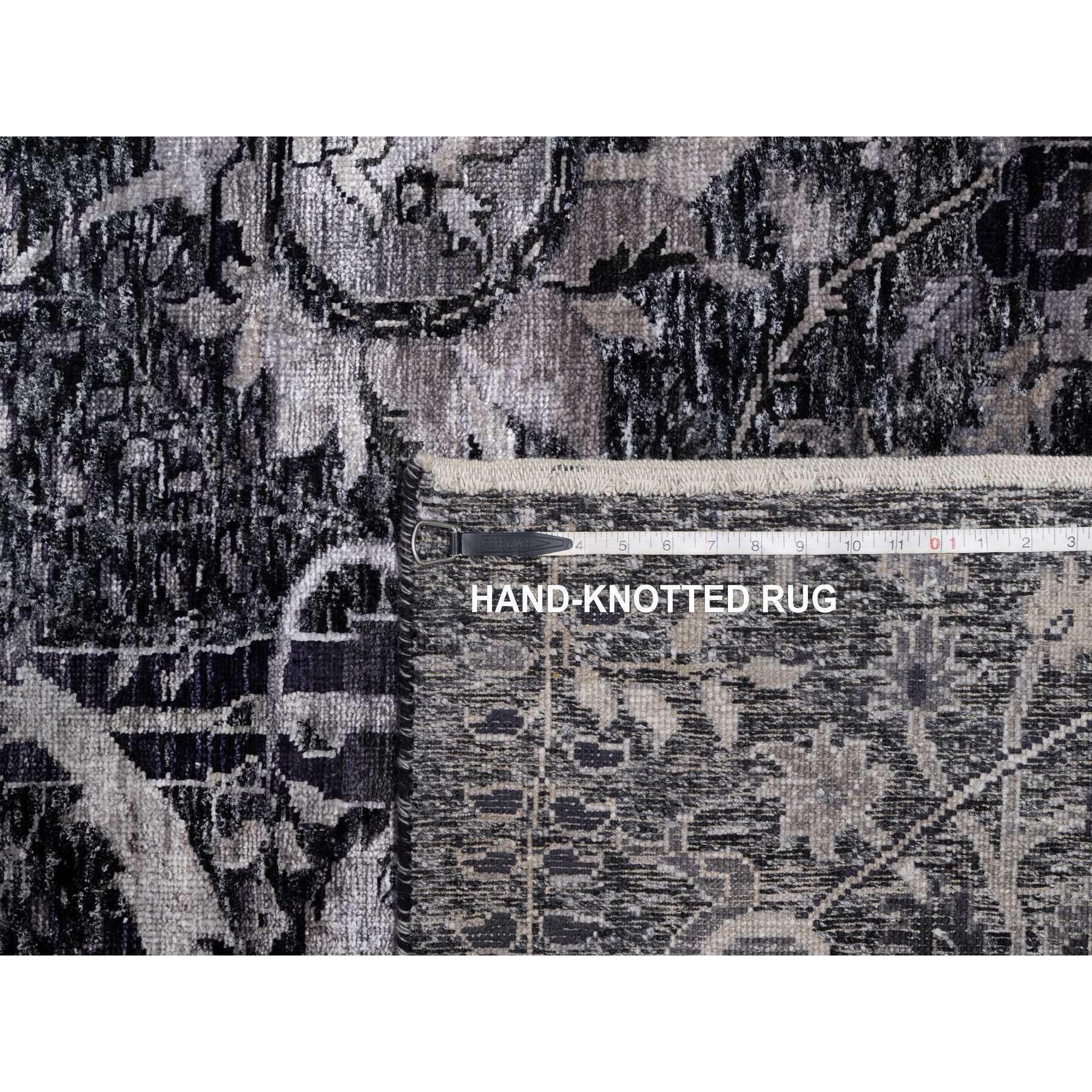 8'x10' Tapis noué à la main en laine et soie noire à motif de feuilles de faucille et à poils souples en vente 4