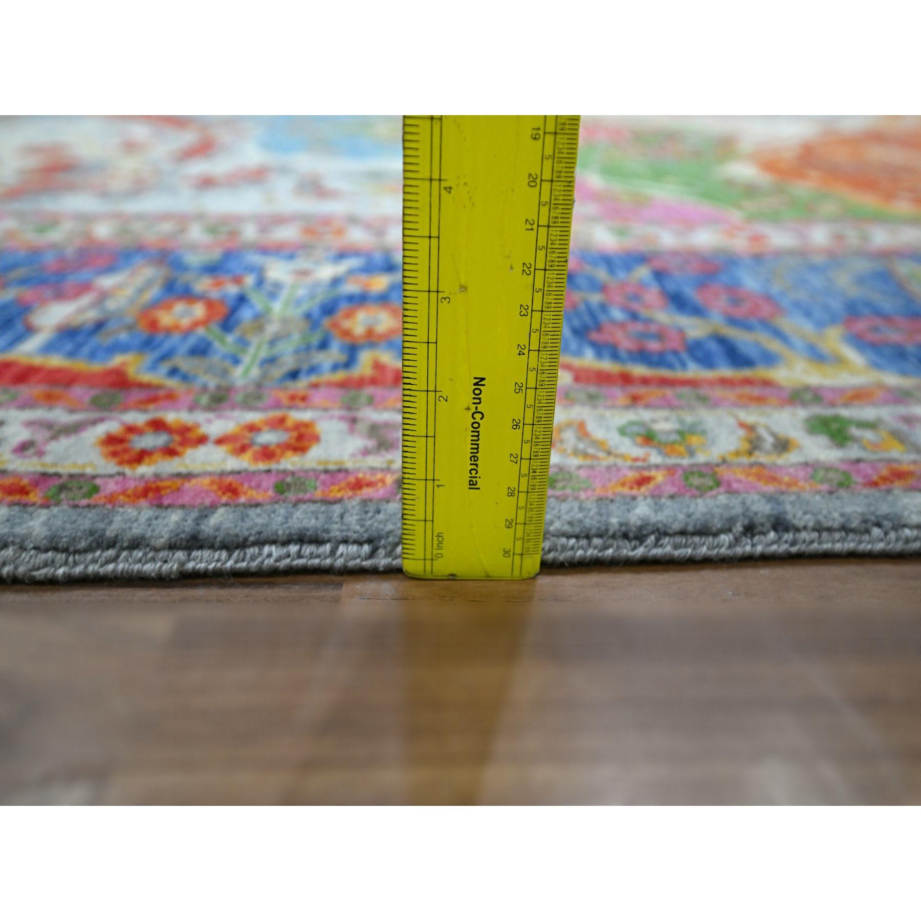 8'x10' Alfombra de lana anudada a mano con diseño de montañas y árboles de colores azules en venta 2