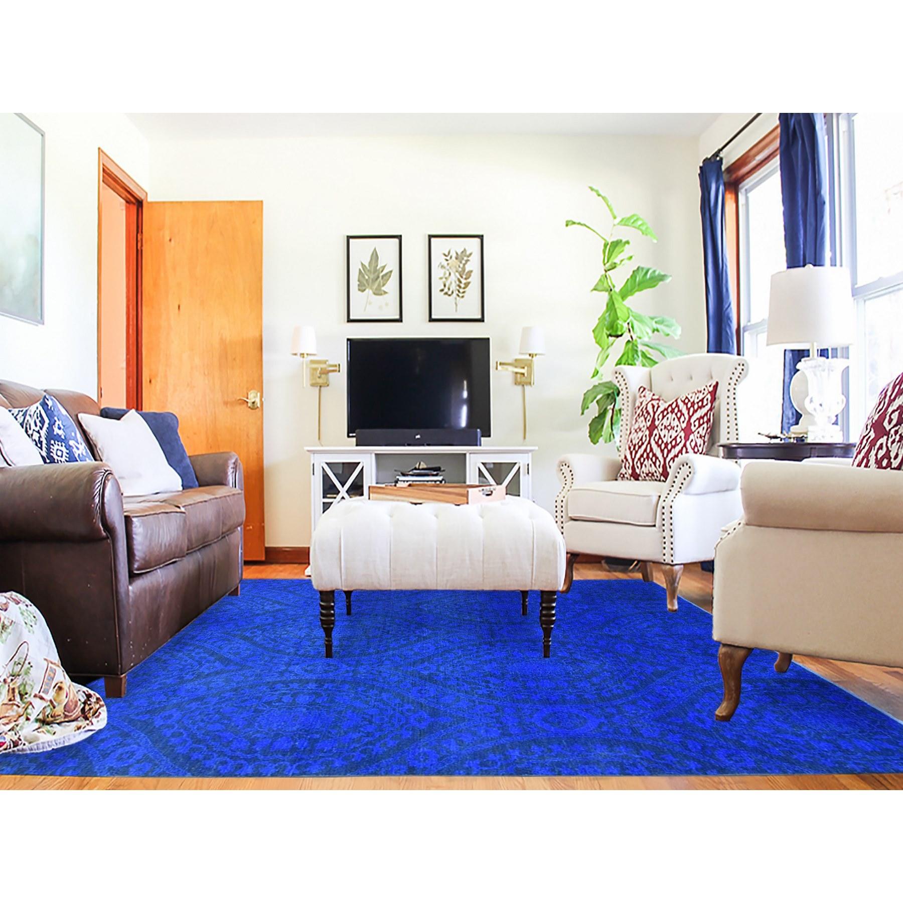 Gesättigtes Blau, handgeknüpfte weiche Wolle, gefärbt mit großem Mughal Design, Orientteppich
Primäre MATERIALIEN: Wolle
Latex: Kein Flor 
Höhe: 0,25 Zoll
Stil: Transitional
Grundfarbe: Blau
Sekundäre Farben: Schwarz
Muster: Orientalisch