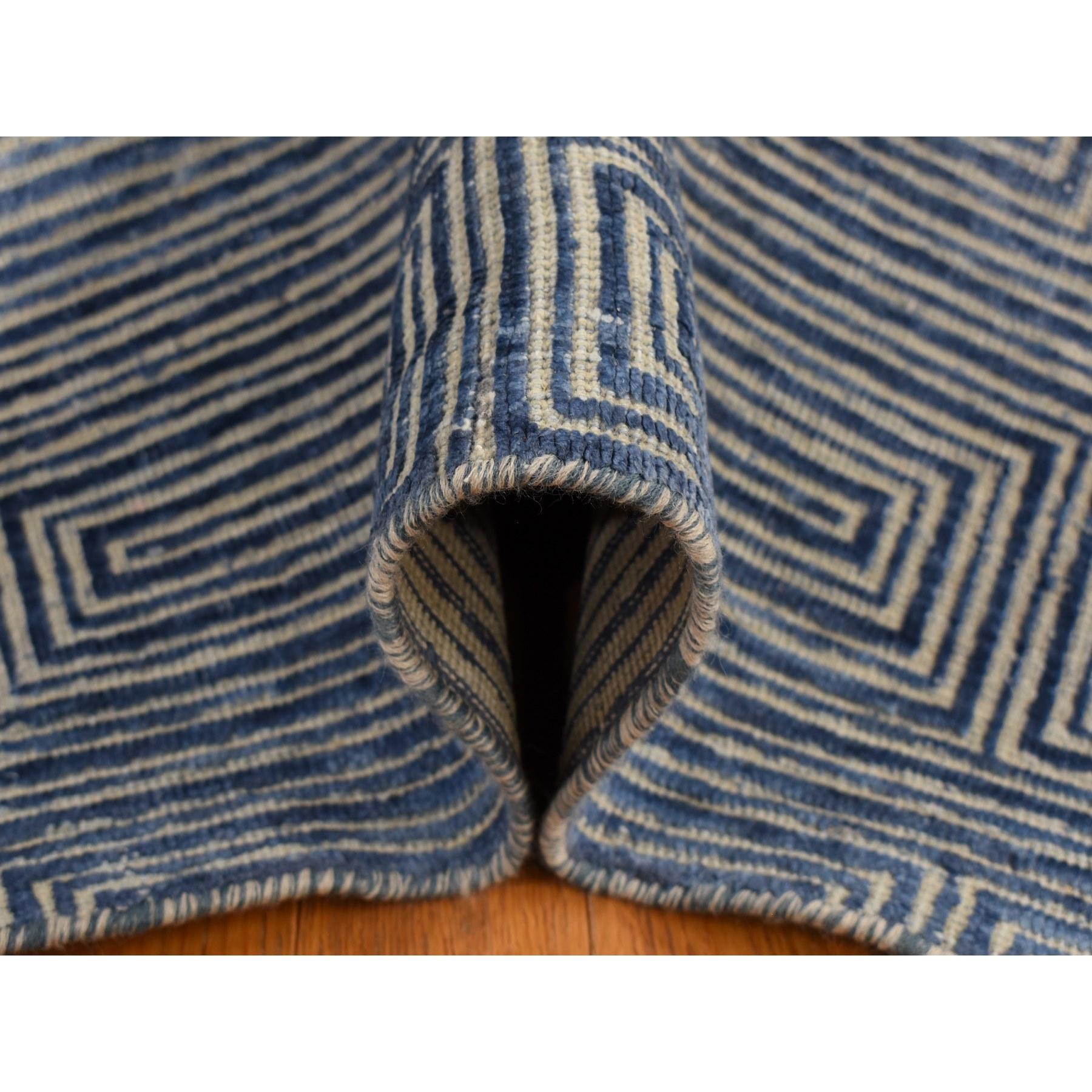 XXIe siècle et contemporain 8'x10' Tapis noué à la main en soie et laine à motifs de labyrinthe en vente