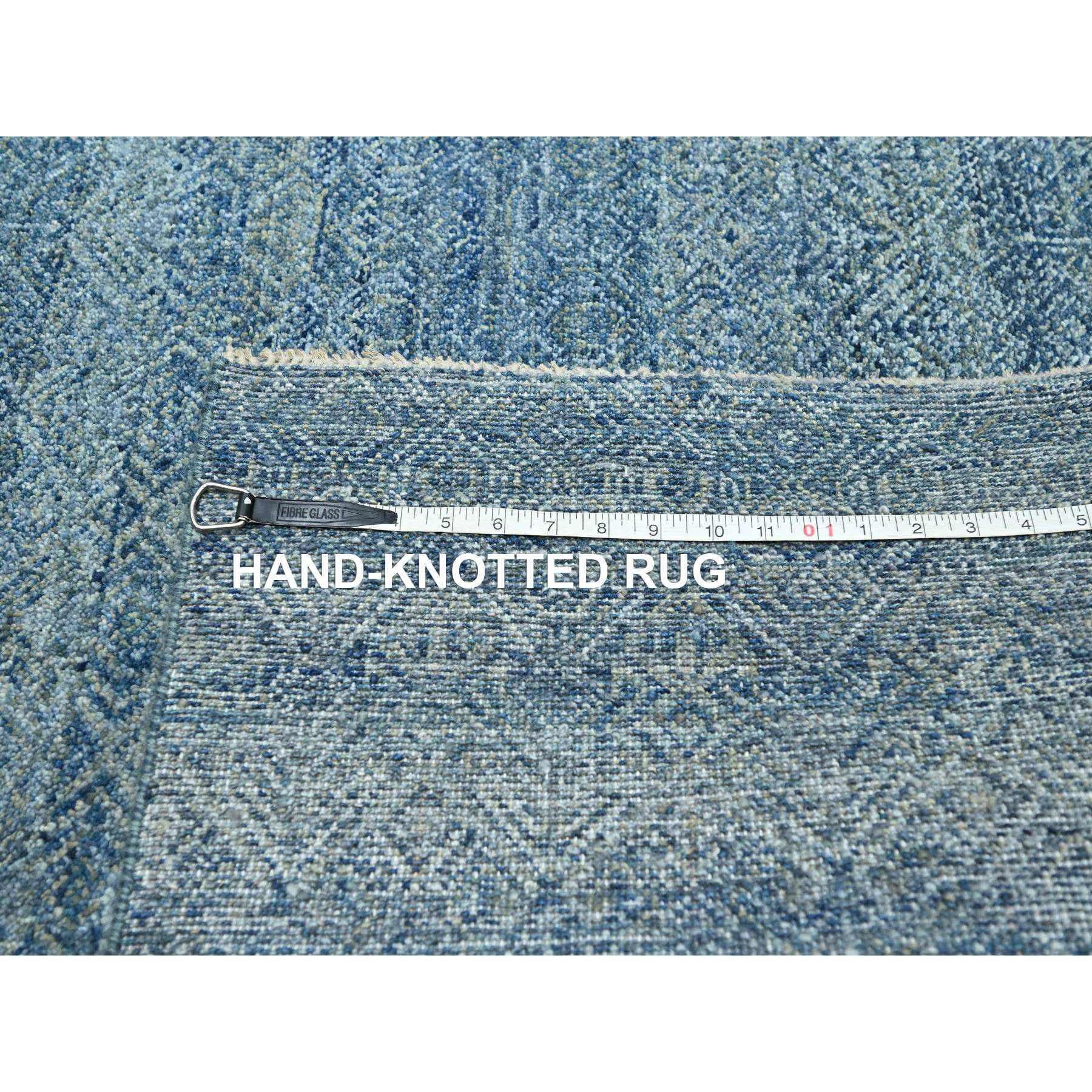 8'x10' Blauer kleiner geometrischer sich wiederholender Diamant-Design-Teppich aus handgeknüpfter Wolle im Angebot 5