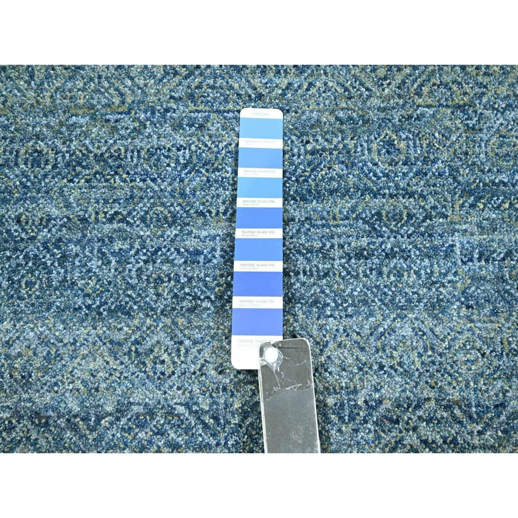 8'x10' Blauer kleiner geometrischer sich wiederholender Diamant-Design-Teppich aus handgeknüpfter Wolle im Angebot 1