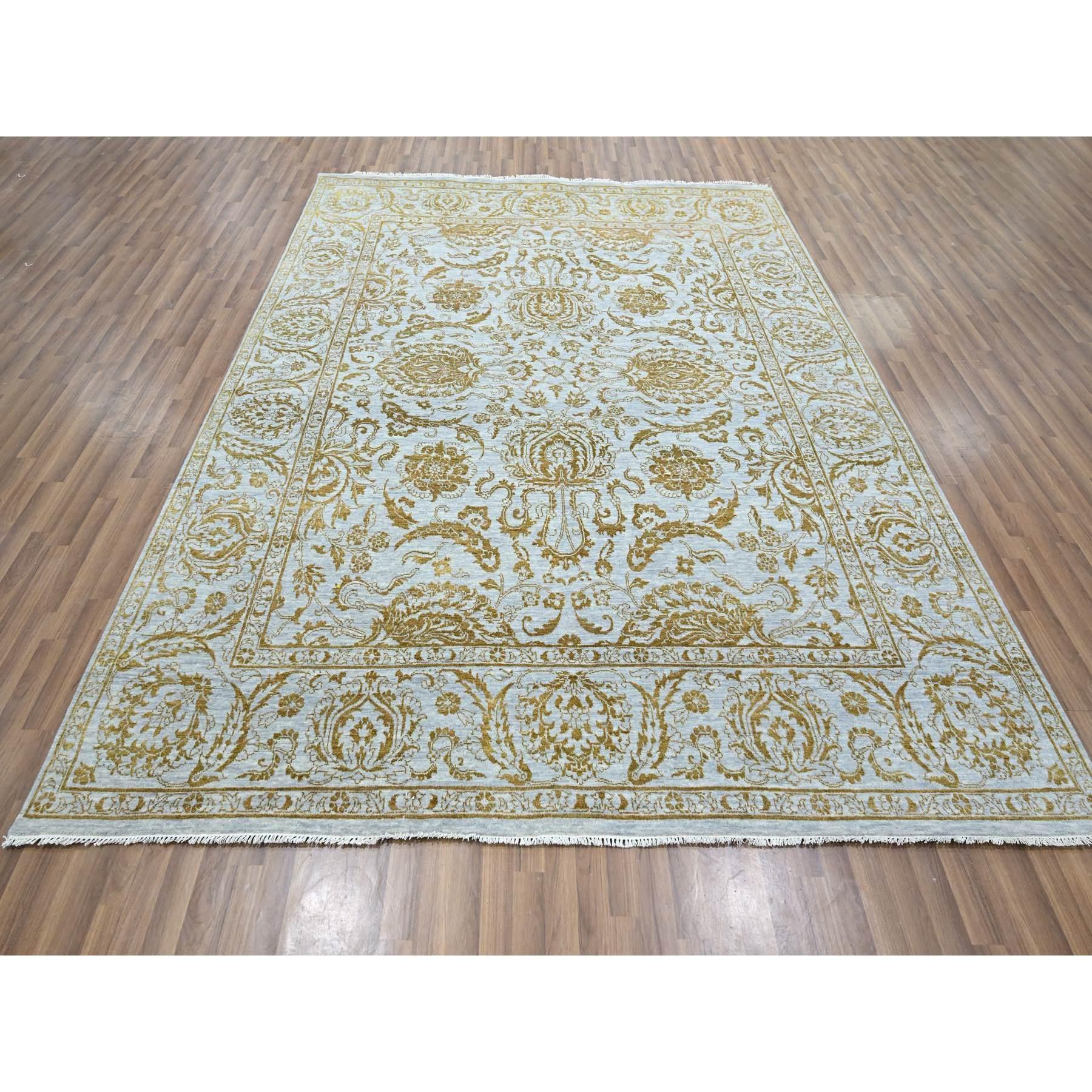 Beau Blau mit Goldbraun, Design mit persischem Einfluss, Ton in Ton, Wolle & Seide, Handgeknüpft, Orientteppich
Primäre MATERIALIEN: Wolle & Seide
Latex: Kein Flor 
Höhe: 0,25 Zoll
Stil: Transitional
Grundfarbe: Blau
Sekundäre Farben: Braun,