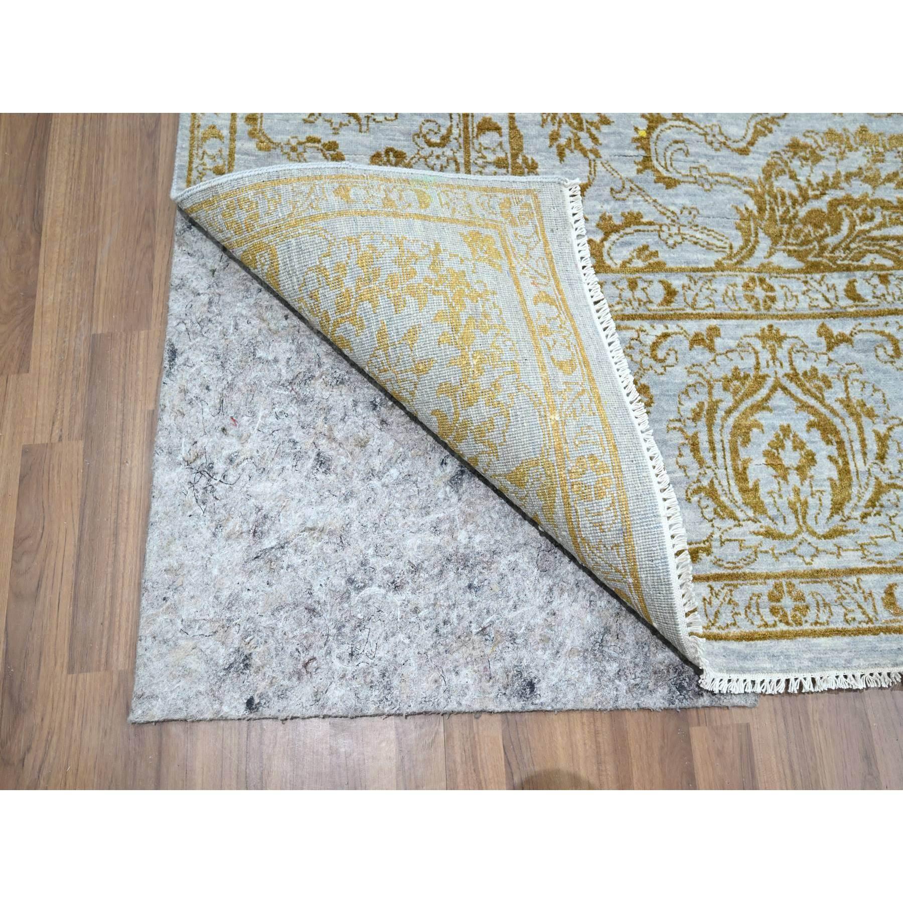 8'x10' Blau mit Brown Persischer Einfluss Design Wolle & Seide Handgeknüpfter Teppich (Indisch) im Angebot