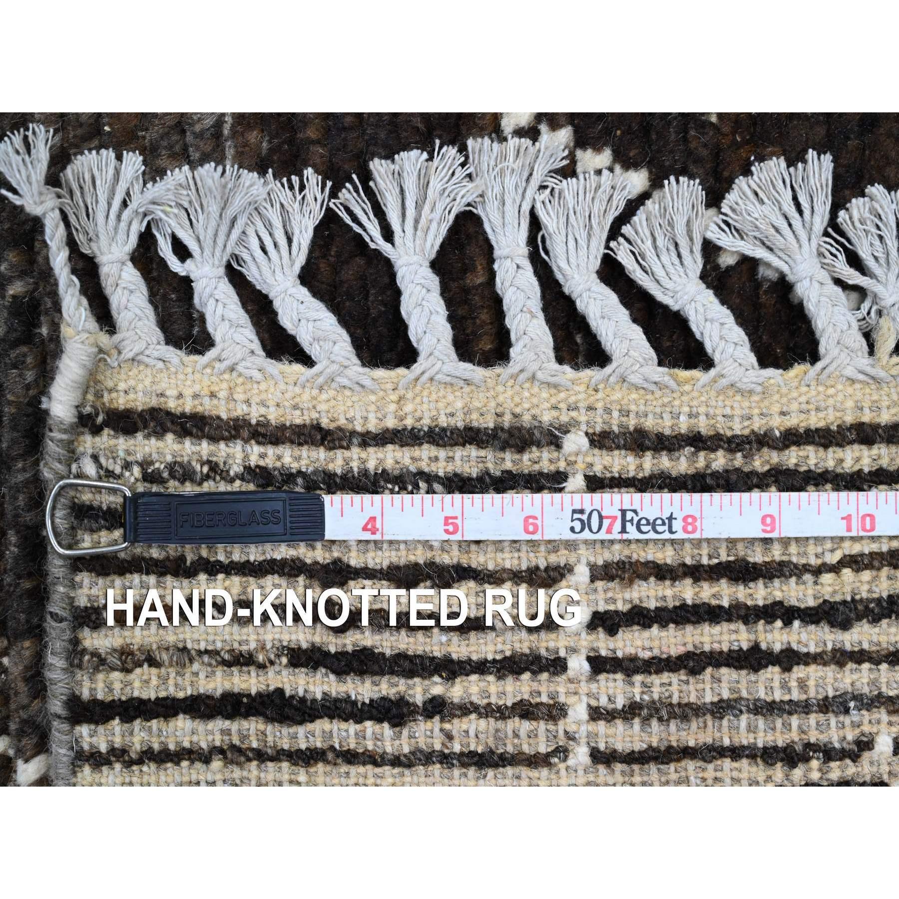 8'x10' Brown Marokkanisches Geflecht mit geometrischem Design Handgeknüpfter Teppich aus reiner Wolle im Angebot 5