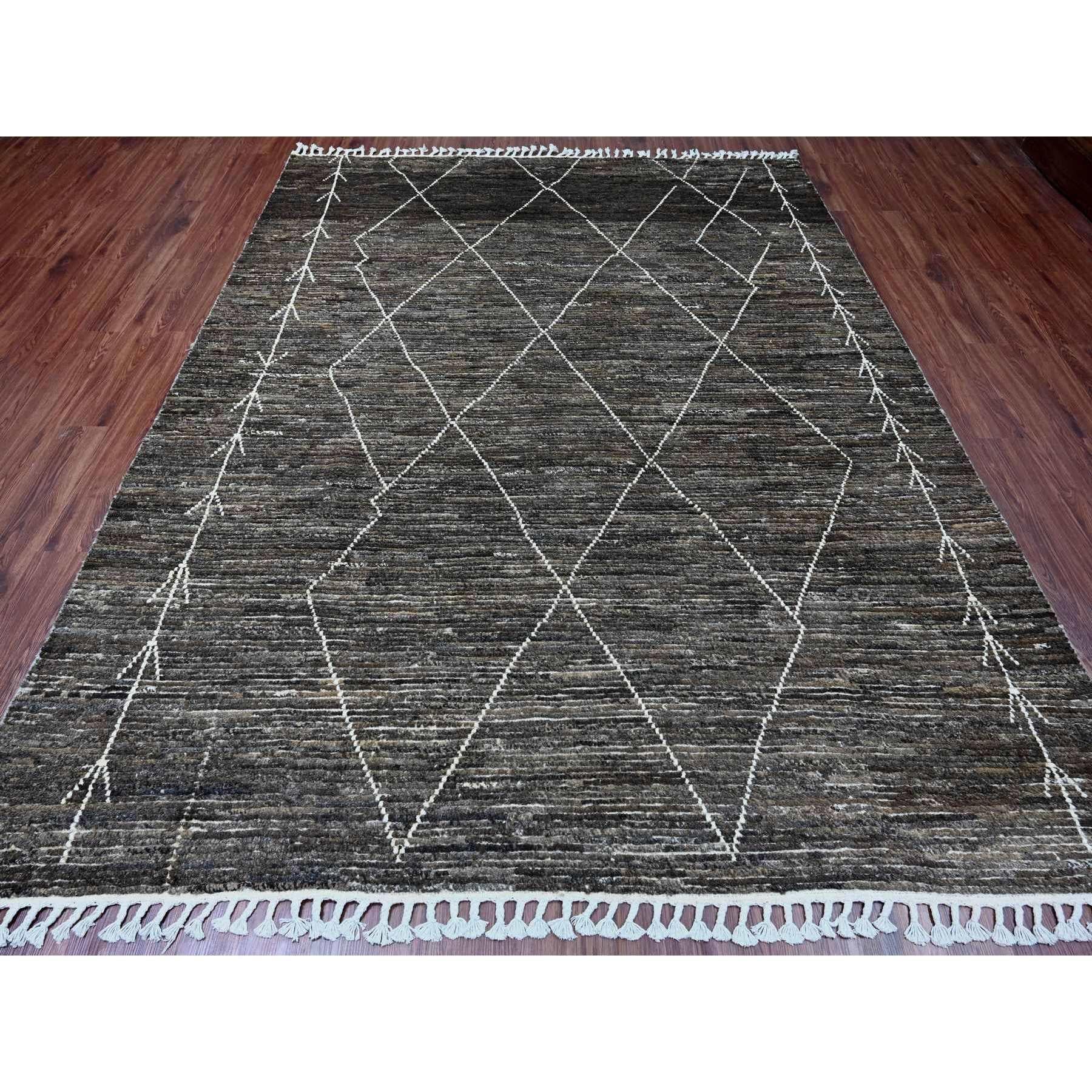 Bernsteinbraun, Marokkanische Webart mit geometrischem Muster, Ton in Ton, Abrasch, Handgeknüpft, Weiche Wolle, Strukturierter Flor, Orientteppich
Primäre MATERIALIEN: Wolle
Latex: Kein Flor 
Höhe: 0,25 Zoll
Stil: Traditionell
Grundfarbe:
