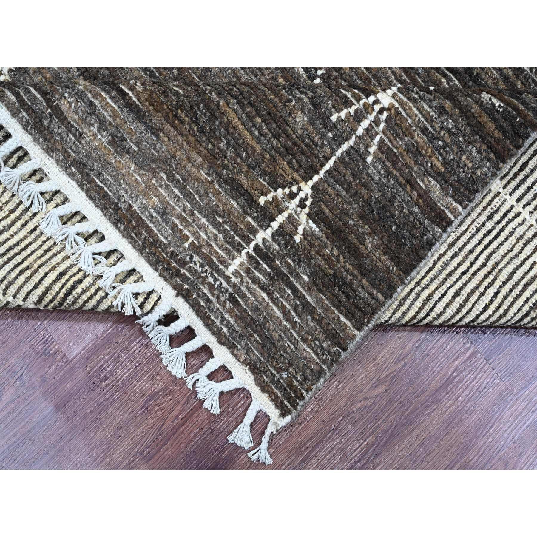 8'x10' Brown Marokkanisches Geflecht mit geometrischem Design Handgeknüpfter Teppich aus reiner Wolle (21. Jahrhundert und zeitgenössisch) im Angebot