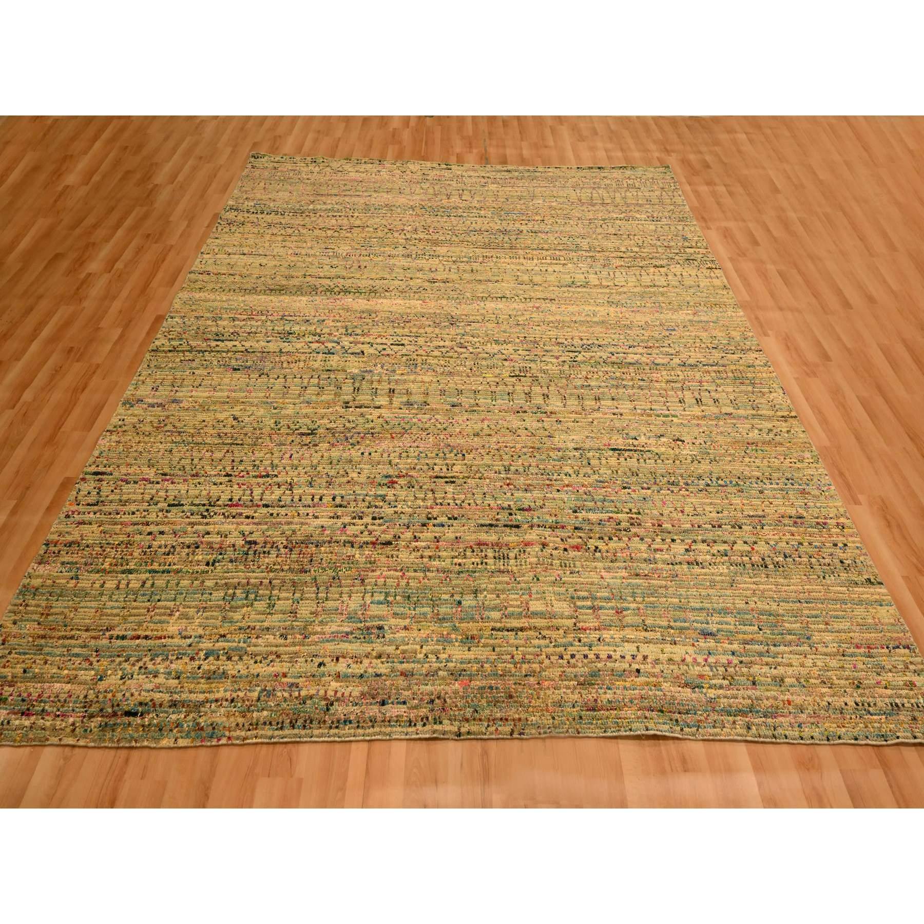 Burlywood Marrón, Lana y Seda Sari con Diseño de Hierba, Anudada a Mano, Alfombra Oriental
Materiales principales: Lana y seda de sari
Látex: Sin pelo 
altura: 0,25 Pulgadas
Estilo: Contemporáneo
Color principal: Marrón
Colores secundarios: Rojo,