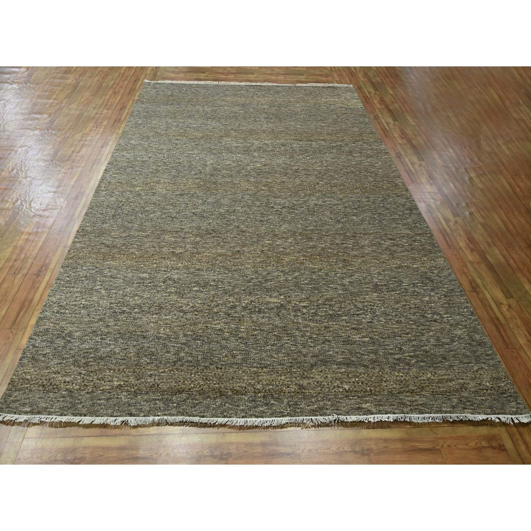 Zedernbraun, Modernes Gras Design, Handgeknüpft, Randlos, Ton in Ton, Dichtere Webart, Wolle und Seide, Üppig und Plüsch, Orientteppich
Primäre MATERIALIEN: Wolle & Seide
Latex: Kein Flor 
Höhe: 0,25 Zoll
Stil: AM Contemporary
Grundfarbe: