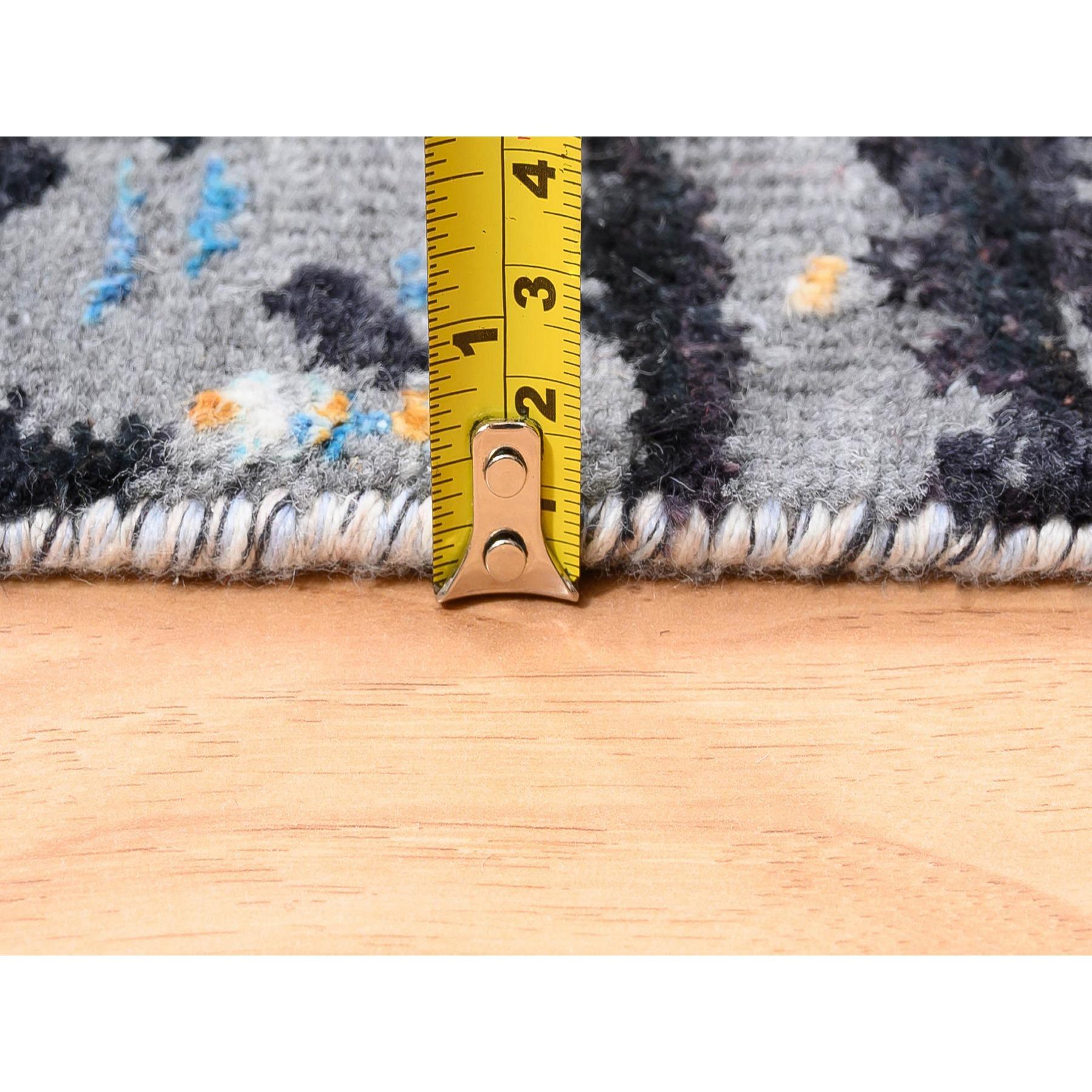8'x10' Holzkohle Schwarz mit Pop Of Colors Moderner handgeknüpfter Teppich aus Woll-Silber im Angebot 4