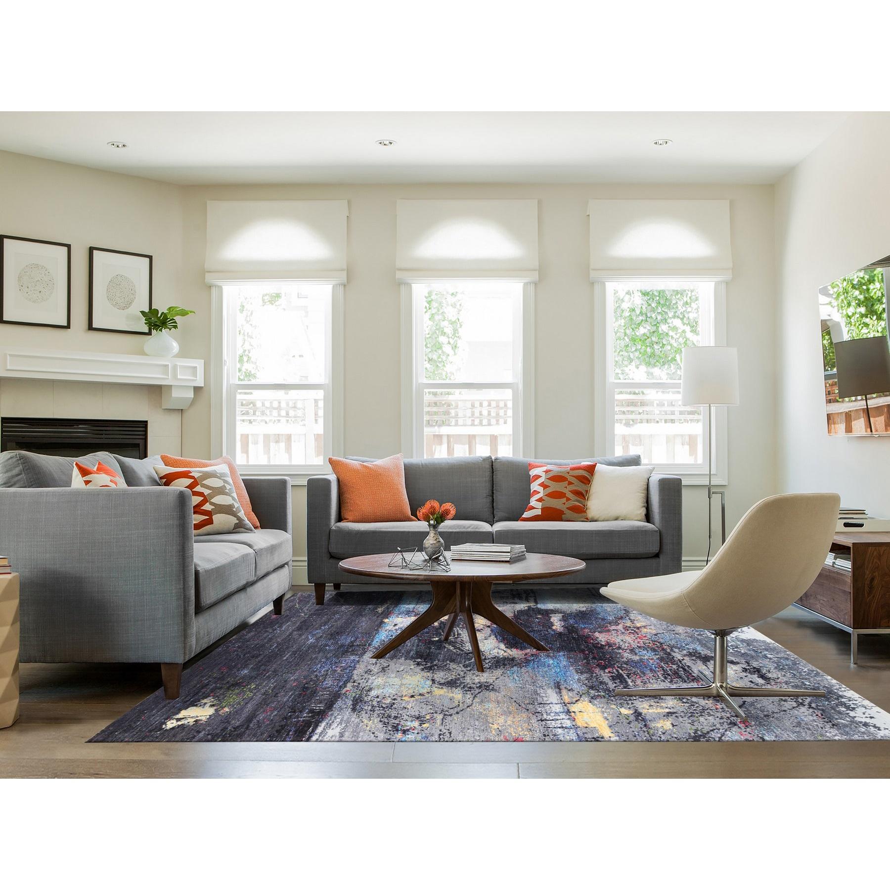 Dies ist eine wirklich echte one-of-a-kind Charcoal Black With Pop Of Colors Modern Wool And Silk Hand Knotted Oriental Rug. Es wurde monatelang in der jahrhundertealten persischen Webtechnik von erfahrenen Handwerkern geknüpft.
Primäre MATERIALIEN: