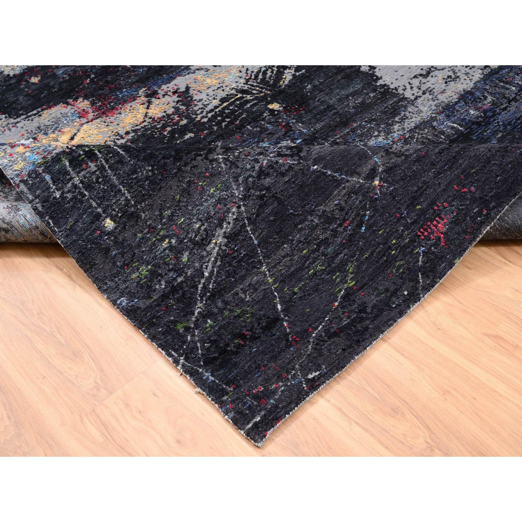 8'x10' Holzkohle Schwarz mit Pop Of Colors Moderner handgeknüpfter Teppich aus Woll-Silber (Seide) im Angebot