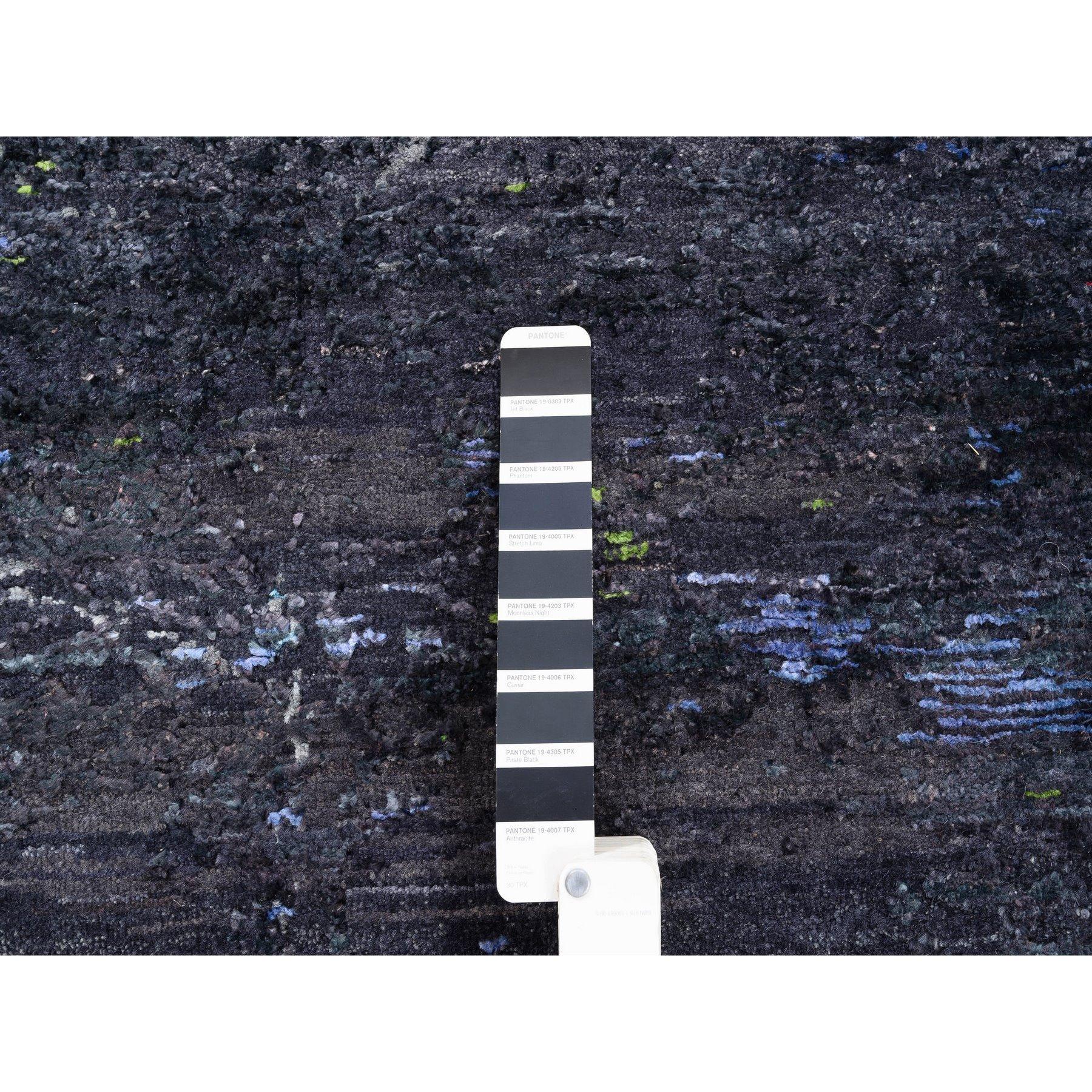8'x10' Holzkohle Schwarz mit Pop Of Colors Moderner handgeknüpfter Teppich aus Woll-Silber im Angebot 1