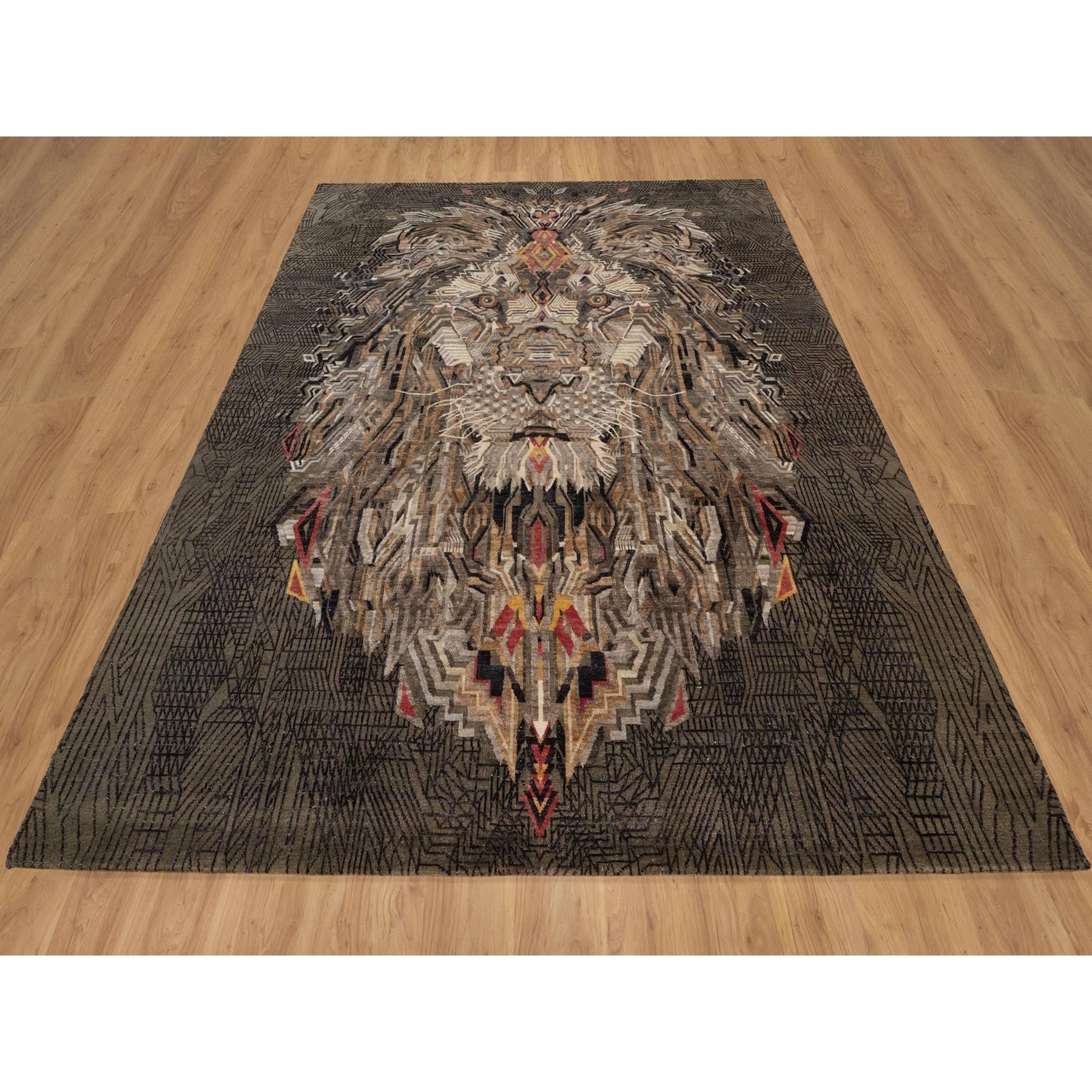 Marrón Chocolate, El León Maharajá Novedad, Lana y Seda, Pelo Suave, Anudada a Mano, Alfombra Oriental
Materiales primarios: Lana y seda
Látex: Sin pelo 
altura: 0,25 Pulgadas
Estilo: Contemporáneo
Color principal: Marrón
Colores secundarios: