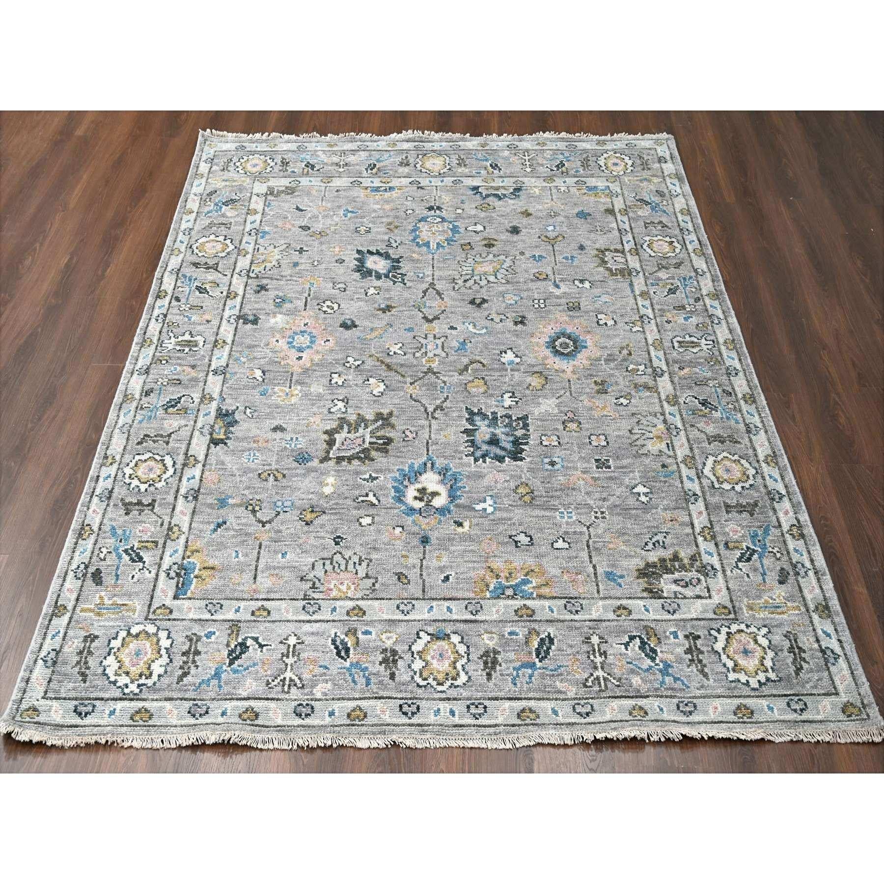Si tratta di un autentico tappeto orientale unico nel suo genere, di ispirazione Oushak, della collezione Supple, annodato a mano, in lana naturale. È stato annodato per mesi e mesi con tecniche di tessitura secolari da esperti artigiani.
Materiali