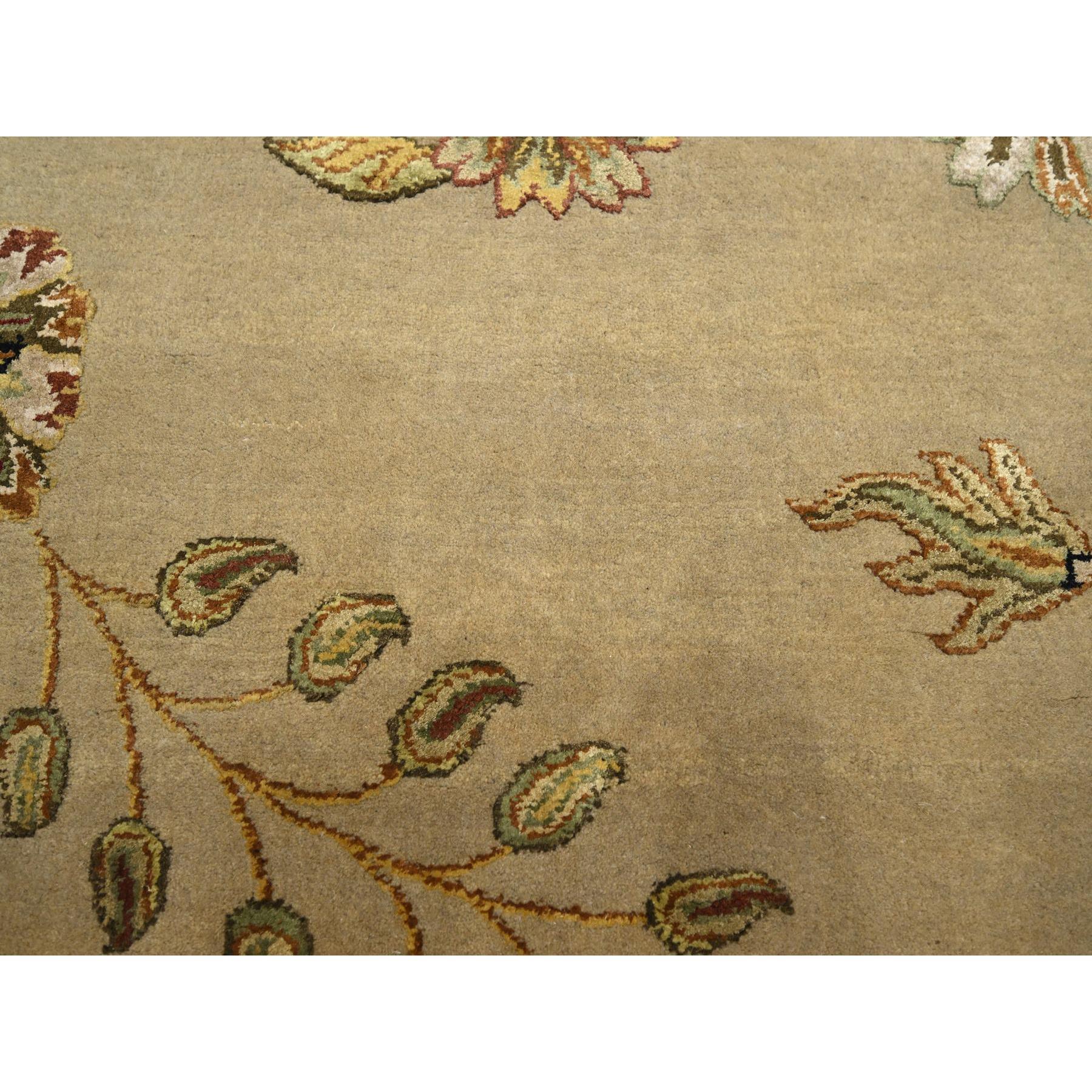 8'x10' Ecru Marrone Lana e Seta Disegno Botanico Annodato a Mano Tappeto Orientale in vendita 1