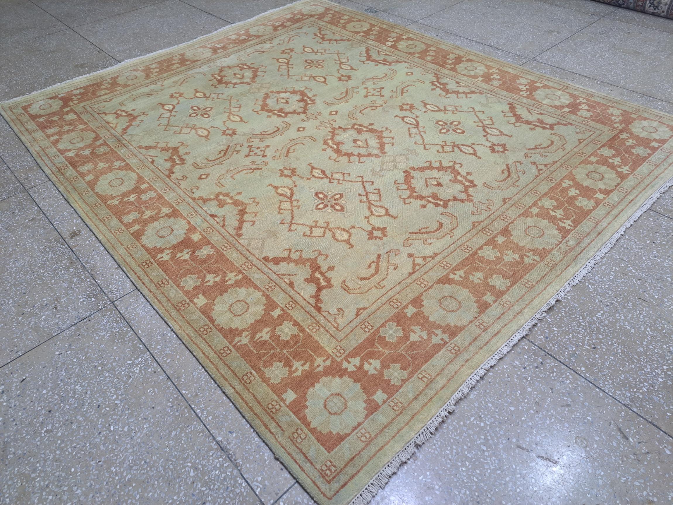 Bringen Sie zeitlose Eleganz in Ihr Zuhause mit unserem handgeknüpften Teppich im Oushak-Stil, der aus 100 % natürlicher Wolle gefertigt ist und eine warme, langlebige und weiche Textur aufweist. Inspiriert von den klassischen Oushak-Designs,