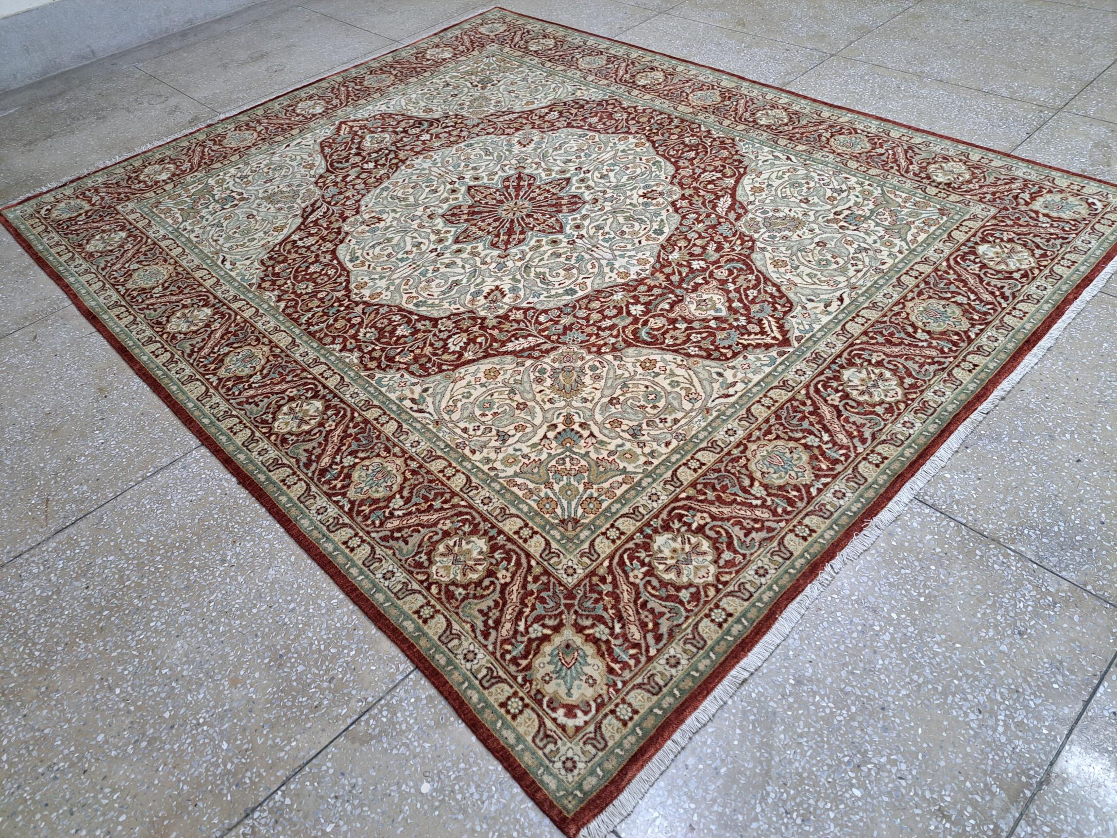 Porta a casa tua un'eleganza senza tempo con questo nuovissimo tappeto annodato a mano, ispirato al classico design Heriz del XVIII secolo.
Ogni pezzo è tessuto meticolosamente dai nostri maestri artigiani in India, utilizzando il 100% di lana