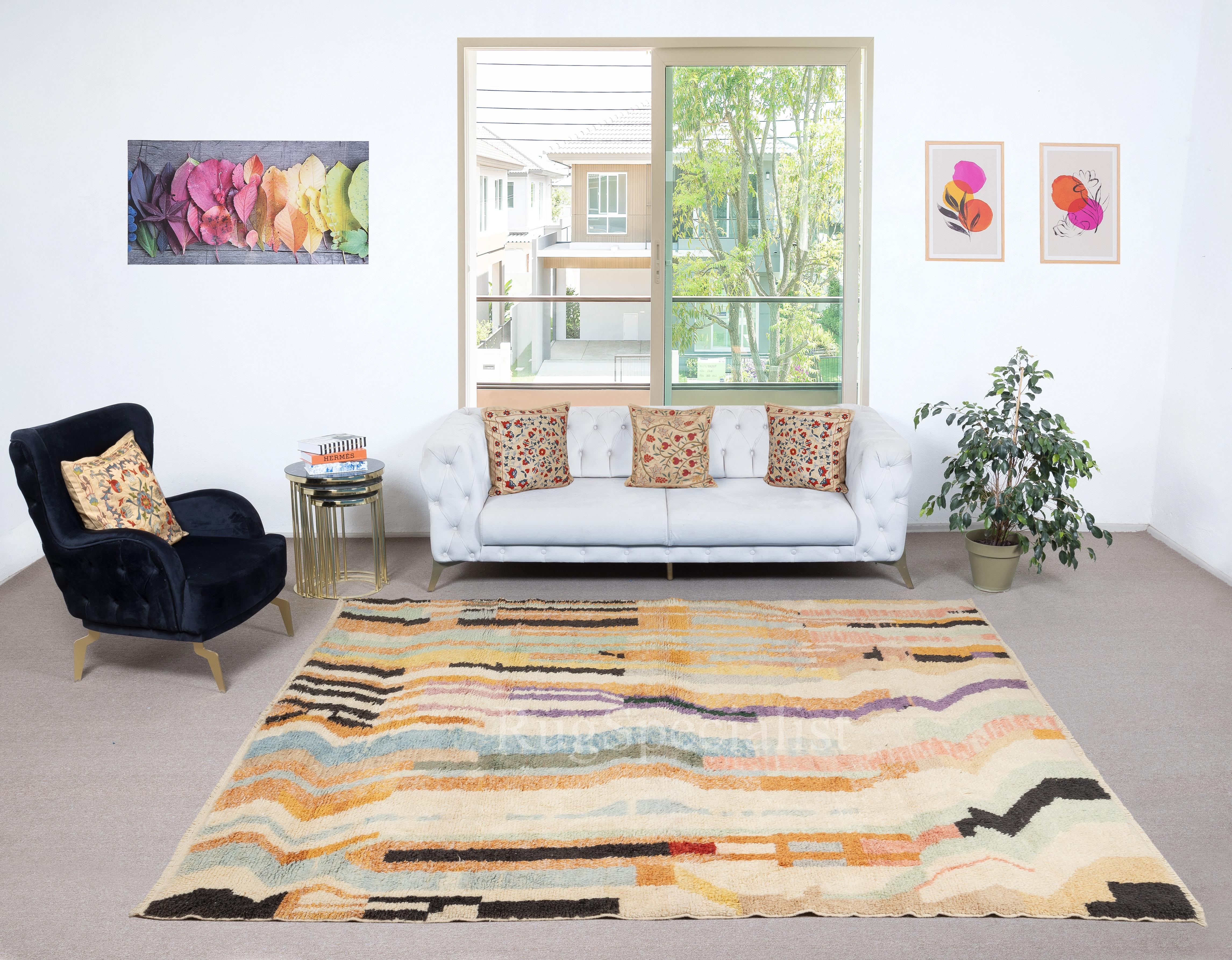 Verwandeln Sie Ihren Raum mit dem unaufdringlichen Luxus unseres handgeknüpften Tulu-Teppichs im marokkanischen Stil, inspiriert von den traditionsreichen Designs der Beni Ourain-Stämme. Dieser Teppich ist ein Fest der Handwerkskunst und der