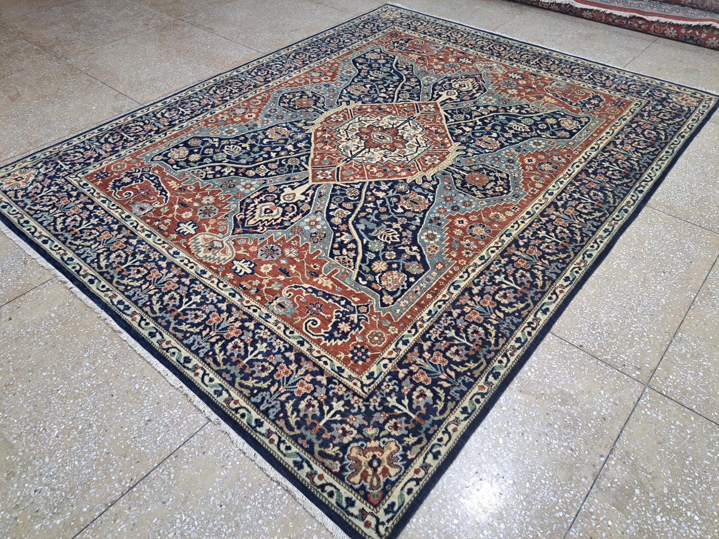 Apportez une élégance intemporelle à votre intérieur avec ce tout nouveau tapis noué à la main, inspiré du design classique Heriz du XVIIIe siècle.
Chaque pièce est méticuleusement tissée par nos maîtres artisans en Inde, en utilisant 100 % de laine