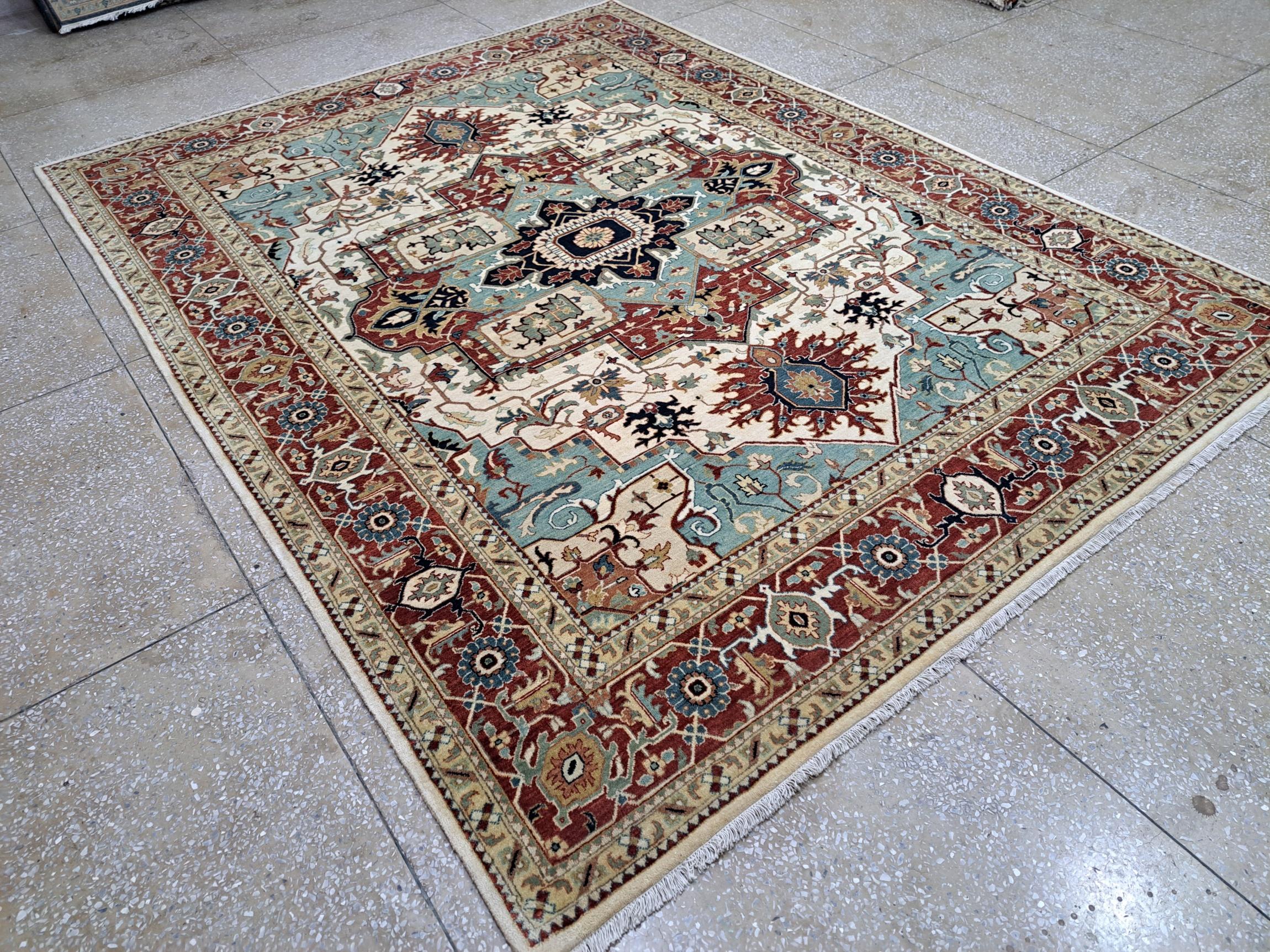 Lleva la elegancia atemporal a tu hogar con esta nueva alfombra anudada a mano, inspirada en el clásico diseño Heriz del siglo XVIII.
Cada pieza está meticulosamente tejida por nuestros maestros artesanos de la India, utilizando lana 100% de primera