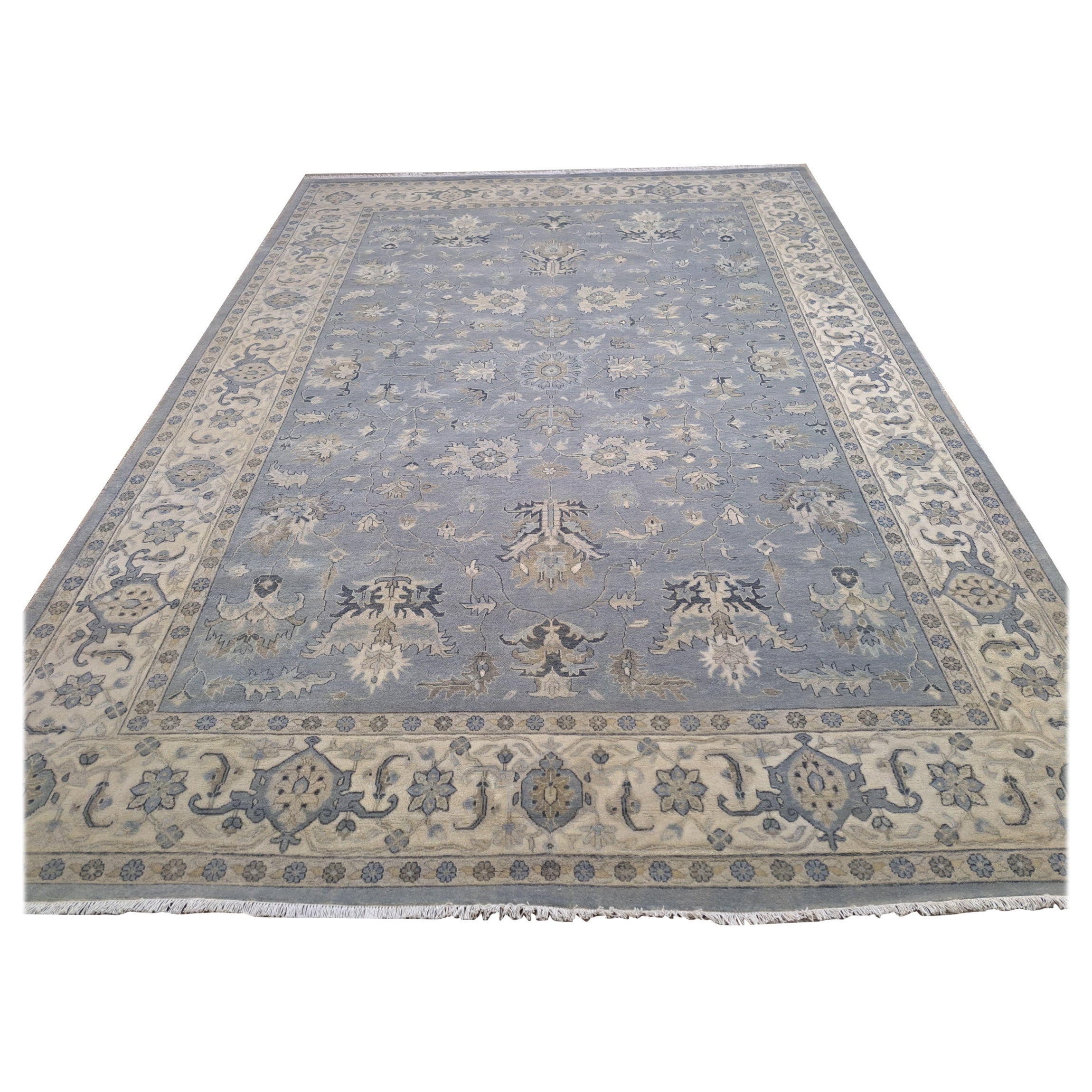 Bringen Sie zeitlose Eleganz in Ihr Zuhause mit diesem brandneuen handgeknüpften Teppich, der vom klassischen Heriz-Design aus dem 18. Jahrhundert inspiriert ist.
Jedes Stück wird von unseren Meisterhandwerkern in Indien sorgfältig gewebt und