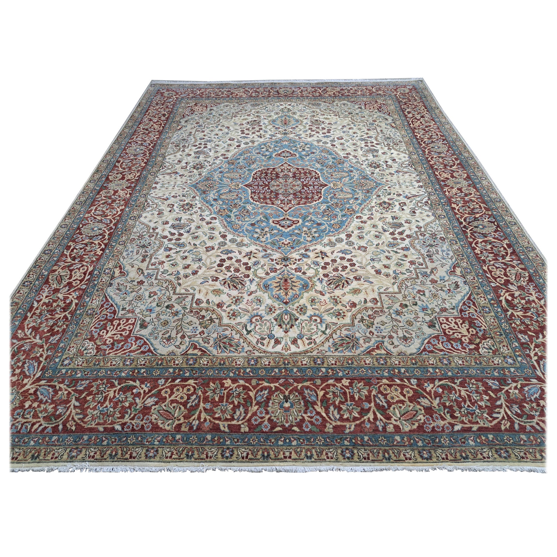 Lleva la elegancia atemporal a tu hogar con esta nueva alfombra anudada a mano, inspirada en el clásico diseño Heriz del siglo XVIII.
Cada pieza está meticulosamente tejida por nuestros maestros artesanos de la India, utilizando lana 100% de primera