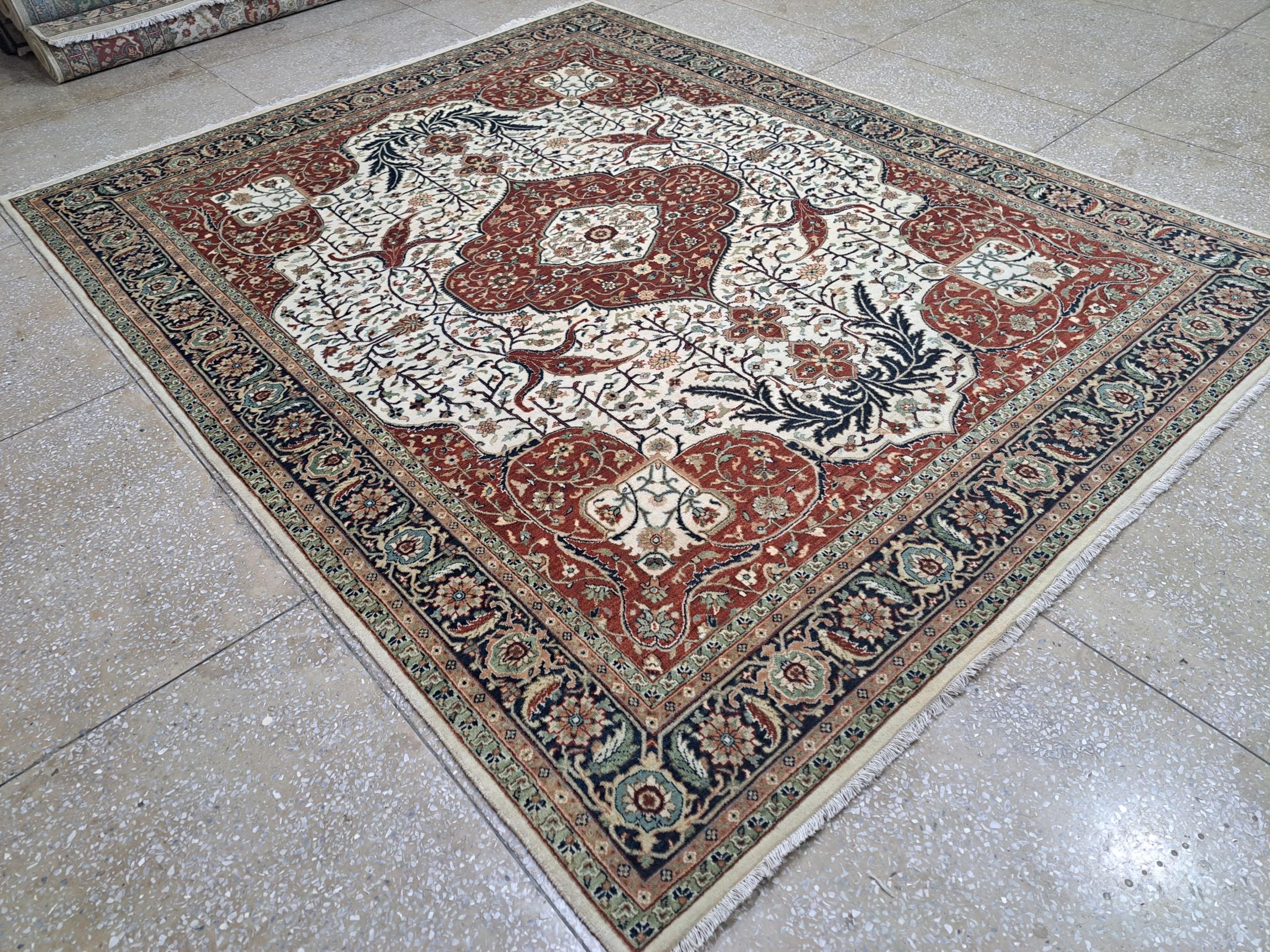 Lleva la elegancia atemporal a tu hogar con esta nueva alfombra anudada a mano, inspirada en el clásico diseño Heriz del siglo XVIII.
Cada pieza está meticulosamente tejida por nuestros maestros artesanos de la India, utilizando lana 100% de primera