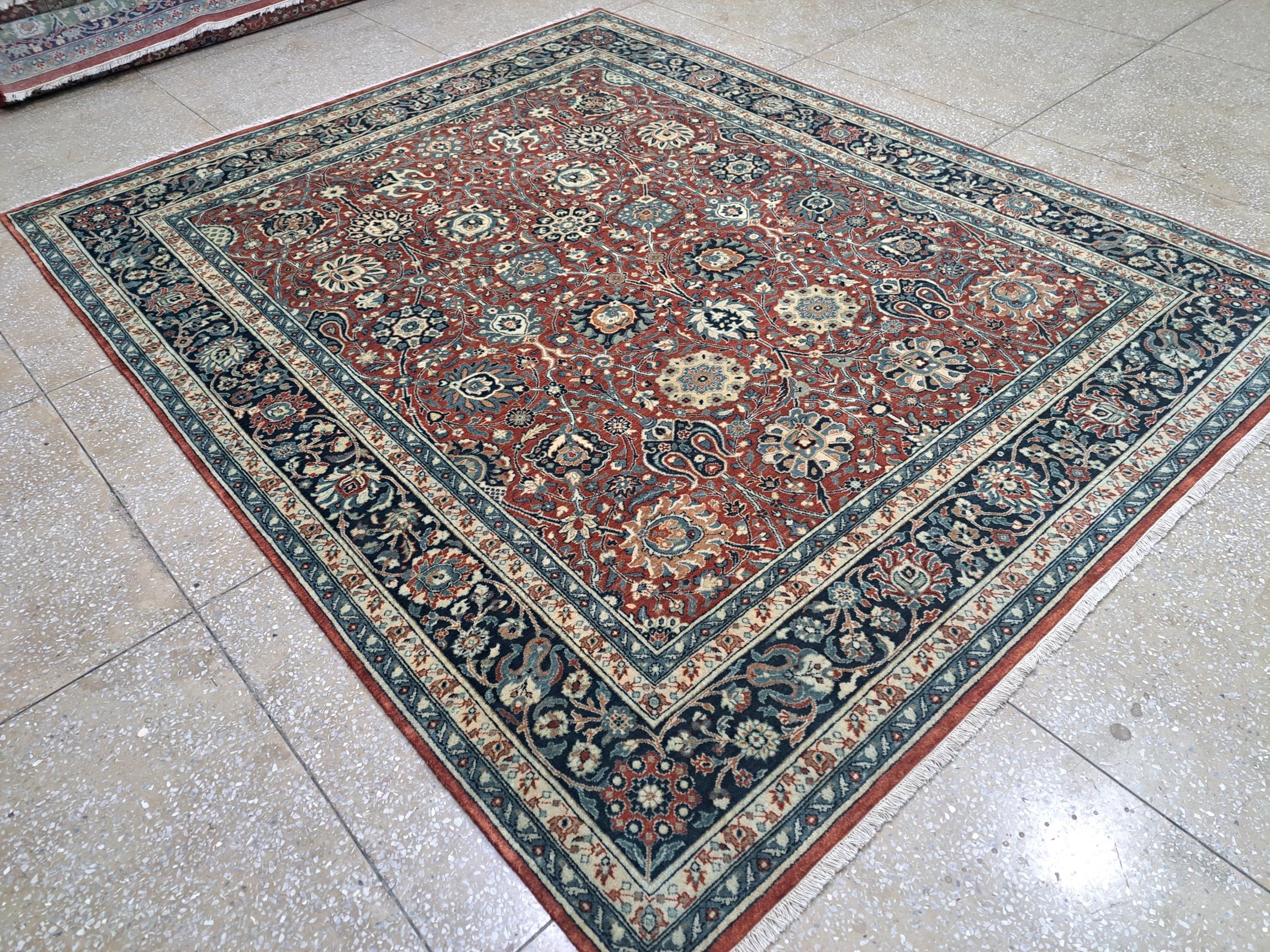 Lleva la elegancia atemporal a tu hogar con esta nueva alfombra anudada a mano, inspirada en el clásico diseño Heriz del siglo XVIII.
Cada pieza está meticulosamente tejida por nuestros maestros artesanos de la India, utilizando lana 100% de primera