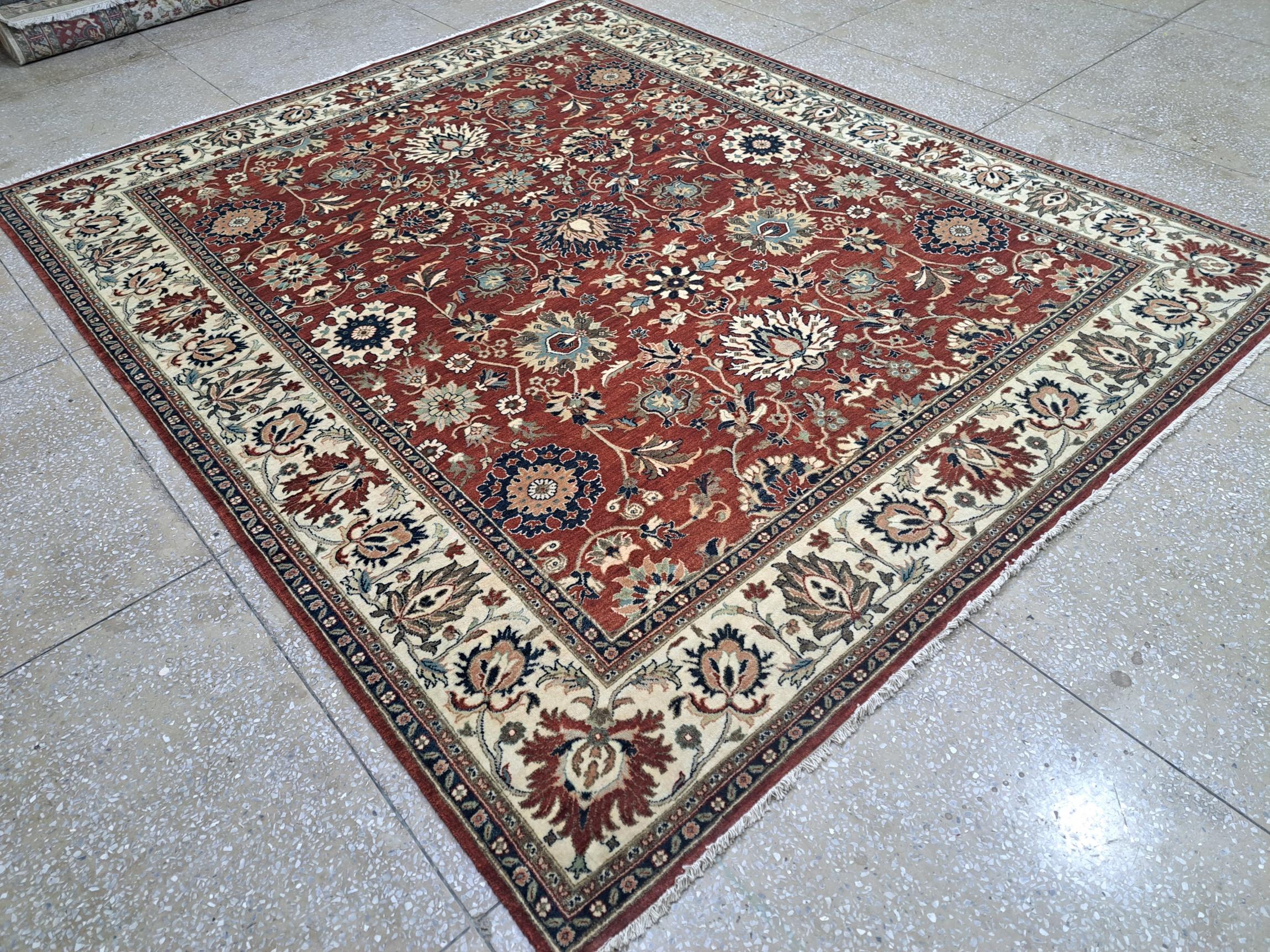 Porta a casa tua un'eleganza senza tempo con questo nuovissimo tappeto annodato a mano, ispirato al classico design Heriz del XVIII secolo.
Ogni pezzo è tessuto meticolosamente dai nostri maestri artigiani in India, utilizzando il 100% di lana