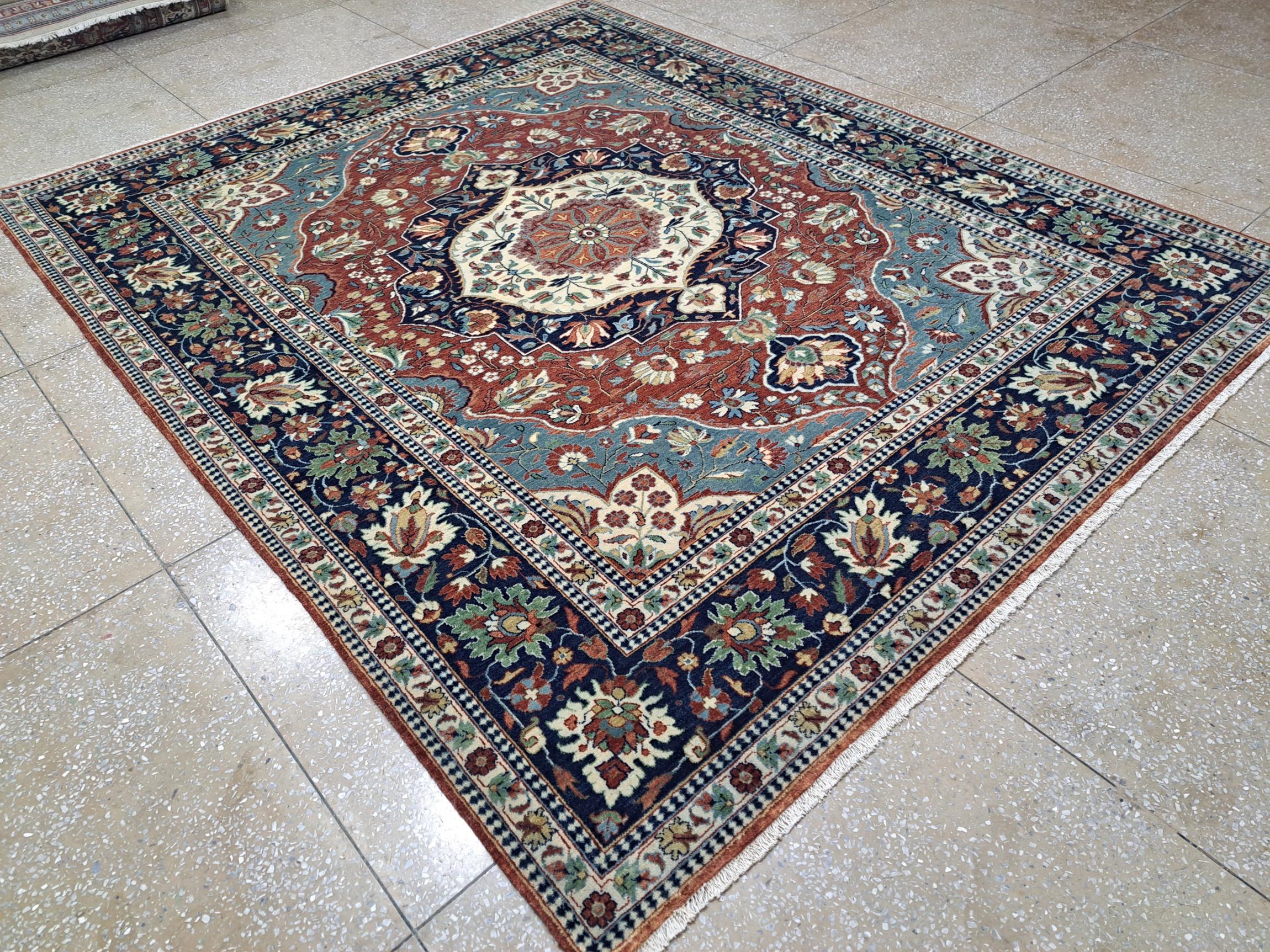 Bringen Sie zeitlose Eleganz in Ihr Zuhause mit diesem brandneuen handgeknüpften Teppich, der vom klassischen Heriz-Design aus dem 18. Jahrhundert inspiriert ist.
Jedes Stück wird von unseren Meisterhandwerkern in Indien sorgfältig gewebt und