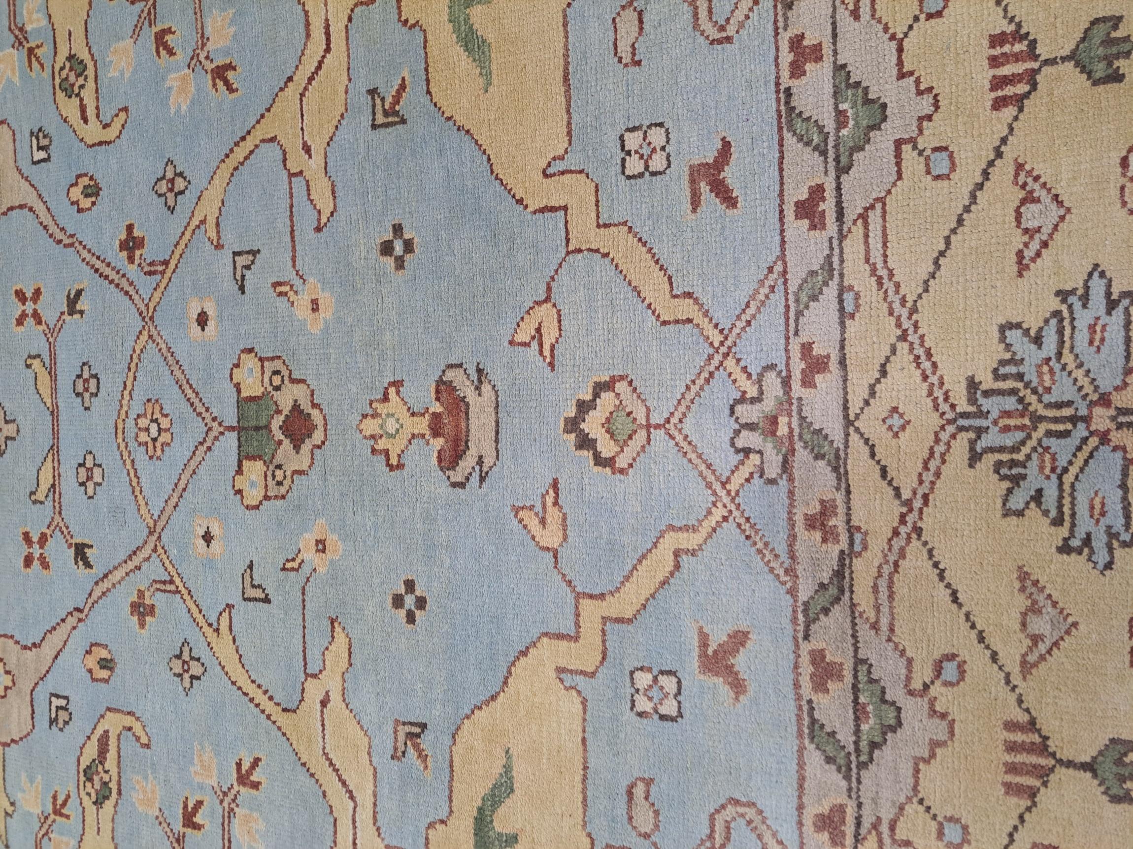 Aggiungi un'eleganza senza tempo alla tua casa con il nostro tappeto annodato a mano in stile Oushak, realizzato al 100% in lana naturale per una texture calda, resistente e morbida. Ispirato ai classici disegni Oushak, questo tappeto fonde motivi