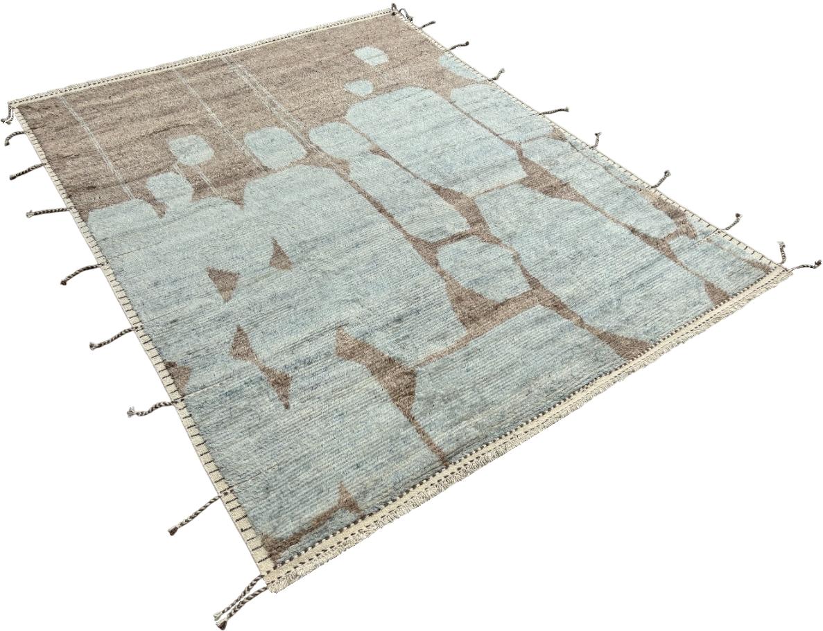 8x10 ft Zeitgenössischer handgeknüpfter marokkanischer Design-Teppich. Blau und Braun. 100% Wolle (Moderne) im Angebot