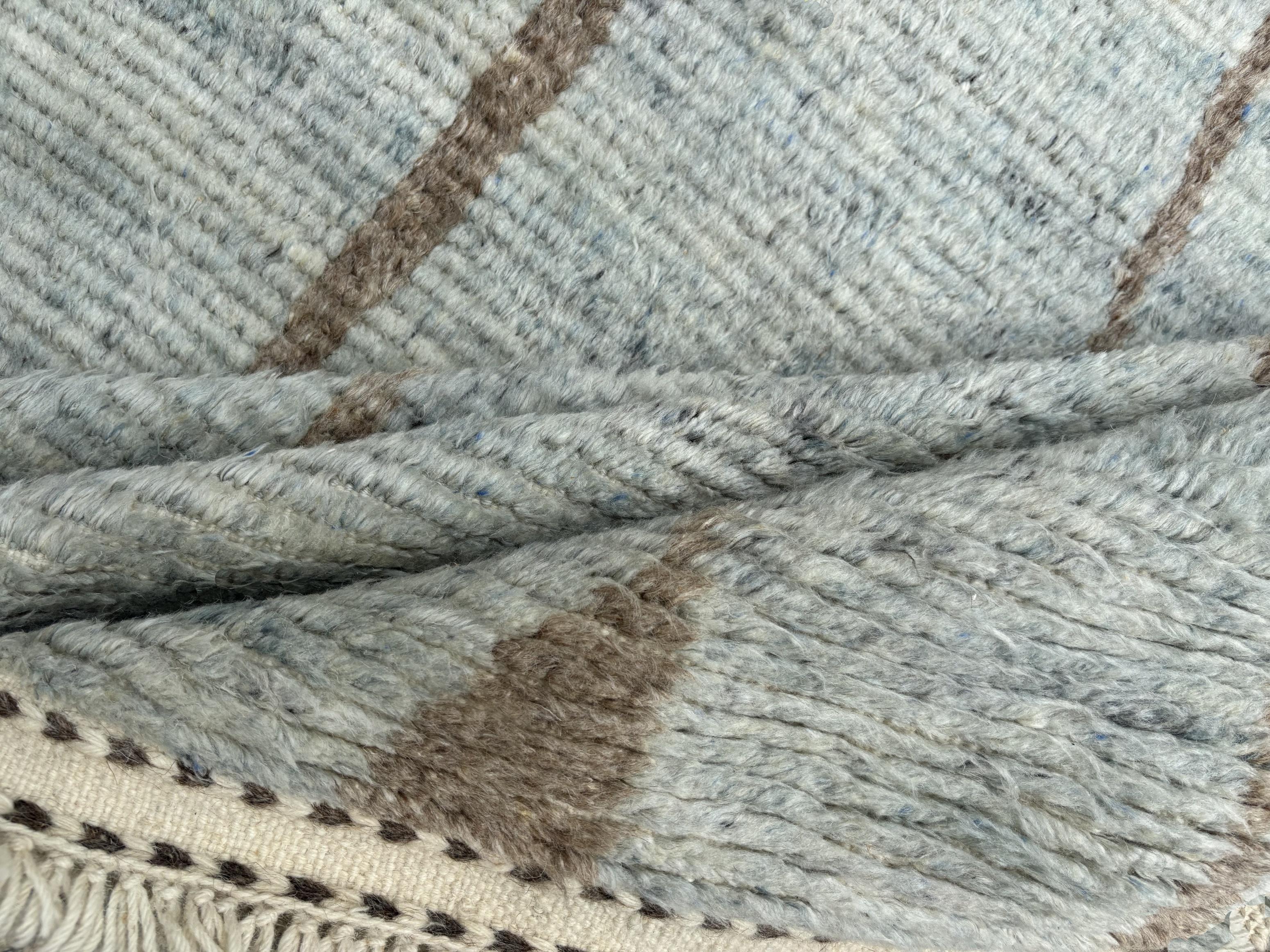 8x10 ft Zeitgenössischer handgeknüpfter marokkanischer Design-Teppich. Blau und Braun. 100% Wolle (Handgeknüpft) im Angebot