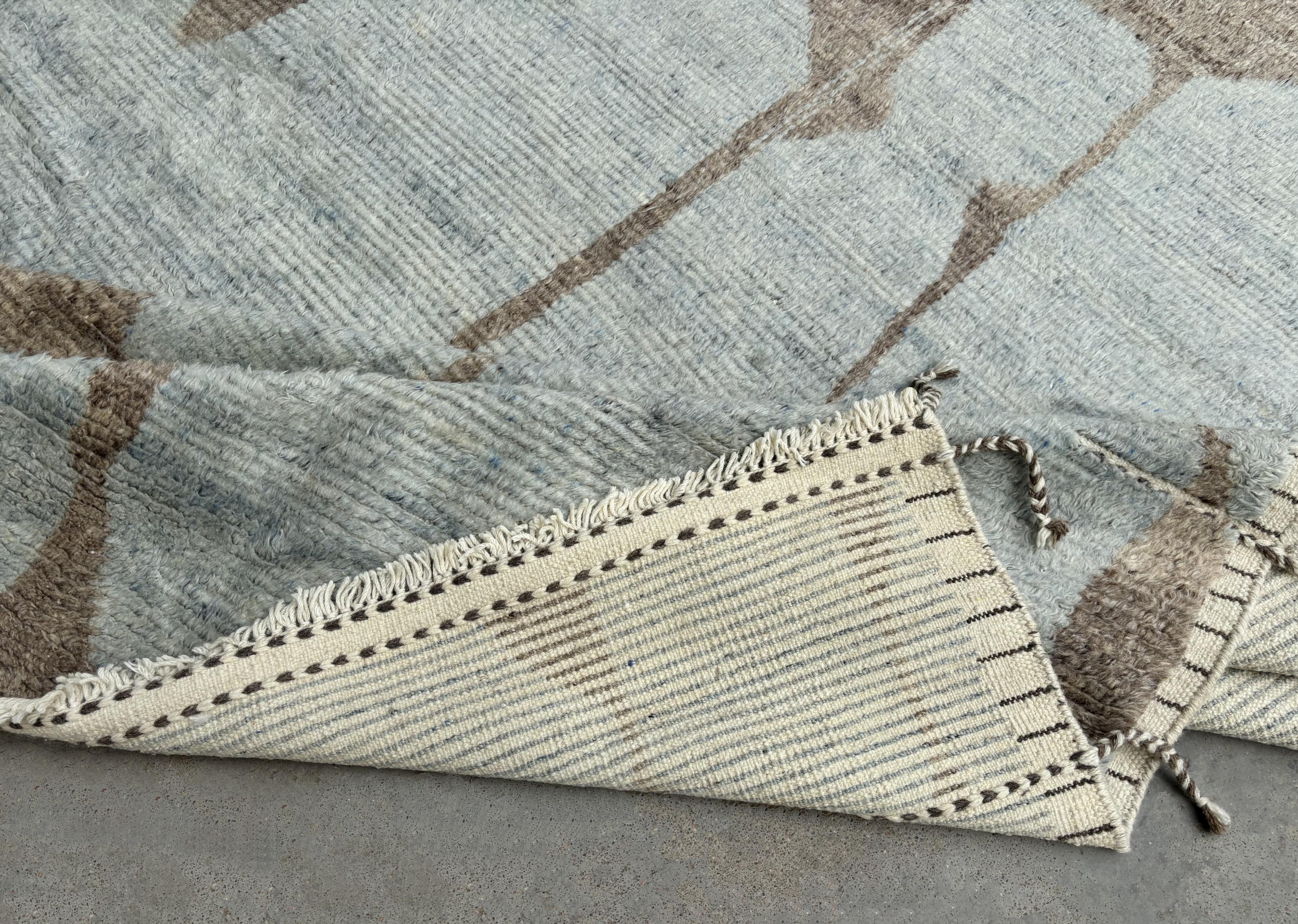 8x10 ft Zeitgenössischer handgeknüpfter marokkanischer Design-Teppich. Blau und Braun. 100% Wolle im Zustand „Neu“ im Angebot in Spring Valley, NY