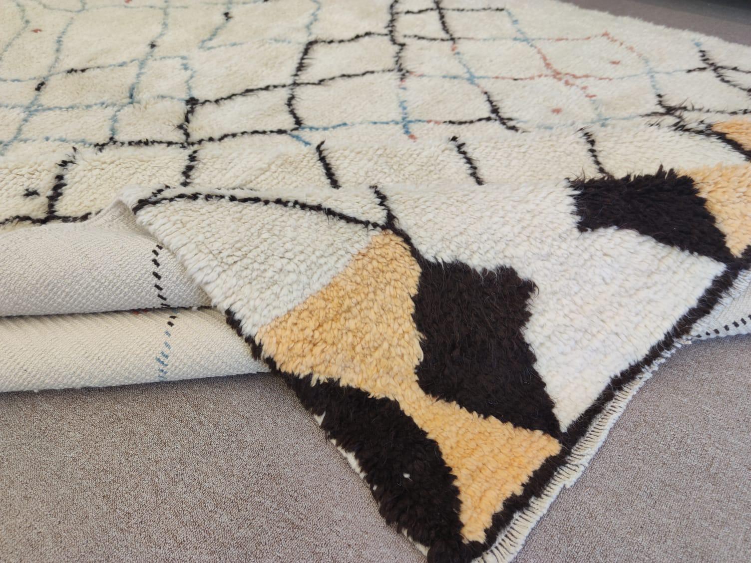 Ein moderner handgeknüpfter marokkanischer Teppich aus pflanzengefärbter Schafwolle. 
Weicher, komfortabler Flor, ideal für Familien mit Kindern.
 Erhältlich so wie er ist oder nach Maß in jeder gewünschten Größe und Farbkombination. Maße: 8x10 ft.