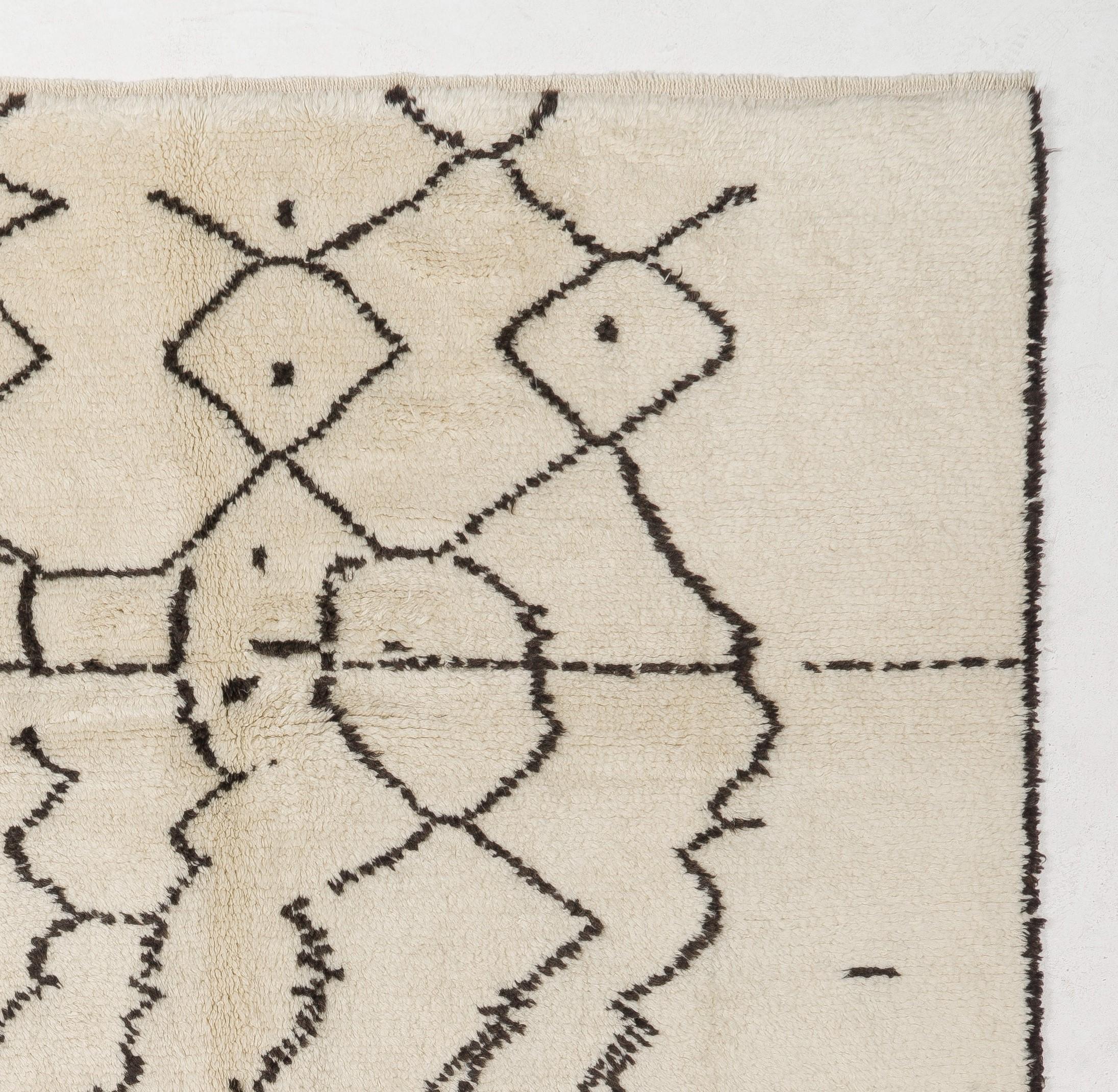 Ein moderner handgeknüpfter marokkanischer Teppich aus pflanzengefärbter Schafwolle. Maße: 8 X 10 ft.
Weicher, komfortabler Flor, ideal für Familien mit Kindern.
Erhältlich so wie er ist oder nach Maß in jeder gewünschten Größe und Farbkombination.