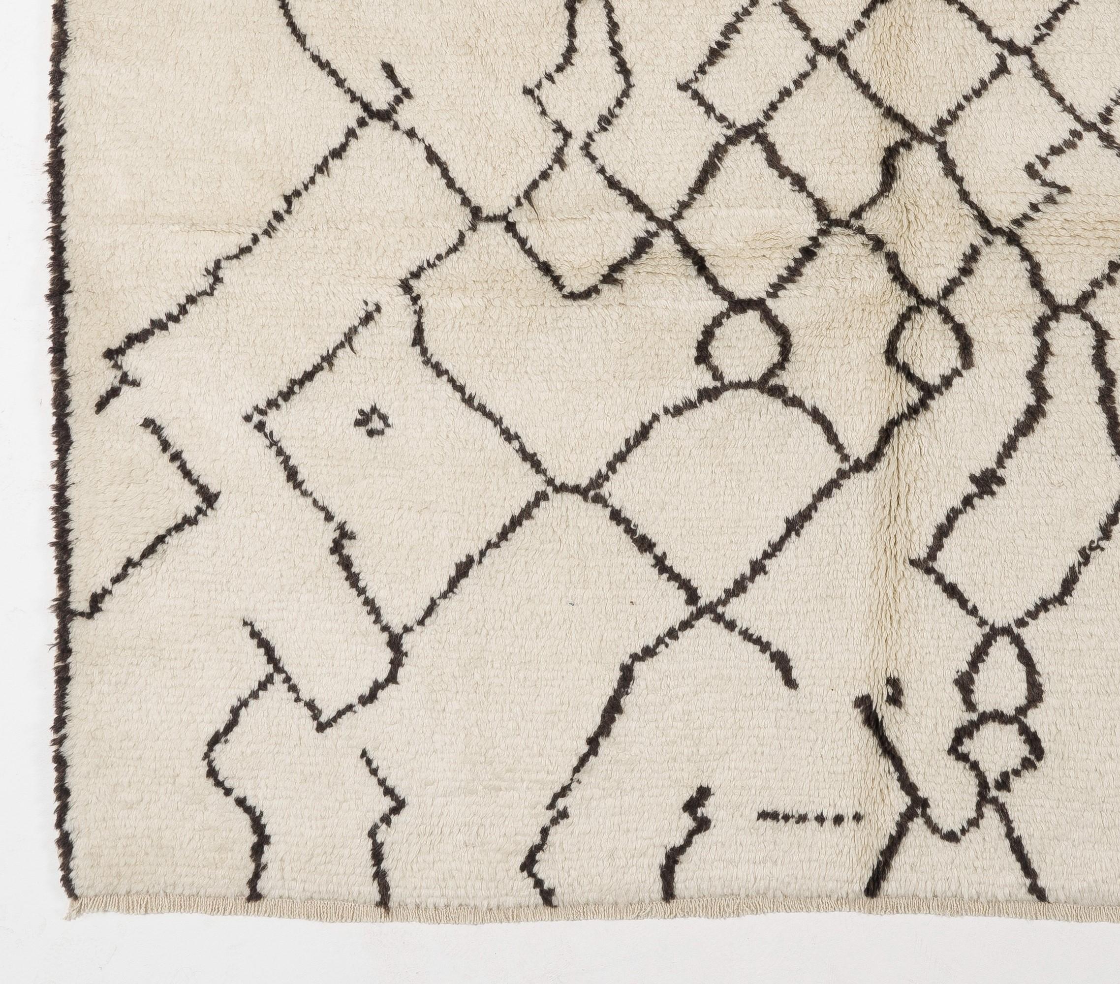 Zeitgenössischer marokkanischer Teppich aus natürlicher Wolle, maßgeschneiderte Optionen verfügbar (Skandinavische Moderne) im Angebot