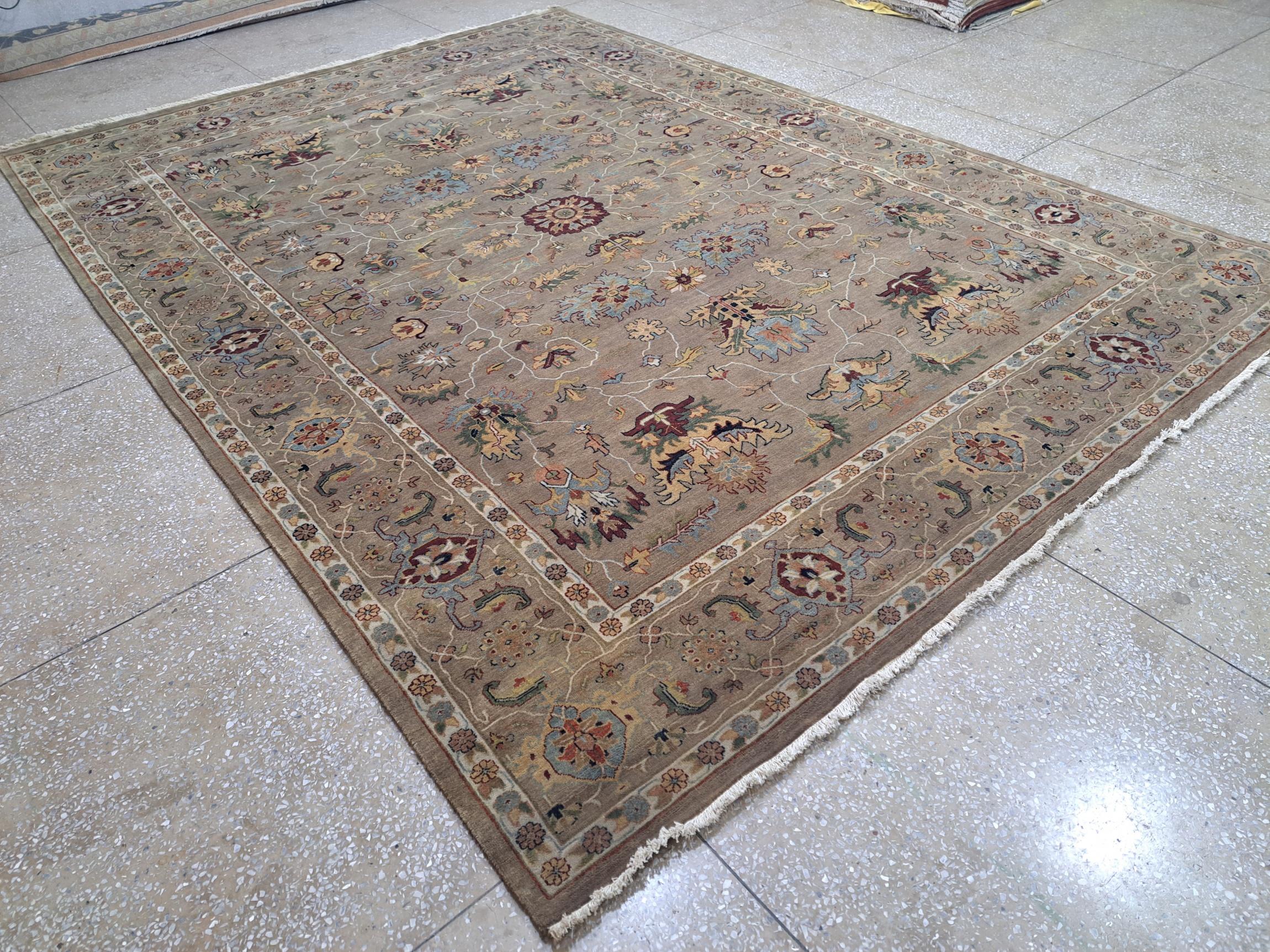 Bringen Sie zeitlose Eleganz in Ihr Zuhause mit diesem brandneuen handgeknüpften Teppich, der vom klassischen Heriz-Design aus dem 18. Jahrhundert inspiriert ist.
Jedes Stück wird von unseren Meisterhandwerkern in Indien sorgfältig gewebt und