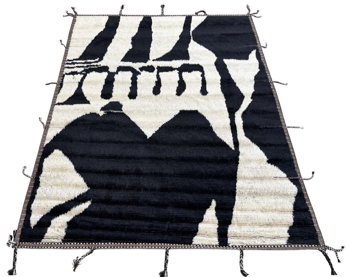 Élevez votre espace de vie avec le charme exquis de ce nouveau tapis moderne noué à la main en berbère marocain beni ourain, fabriqué avec précision et soin à partir de 100 % de laine. Combinant l'attrait du design marocain avec des sensibilités