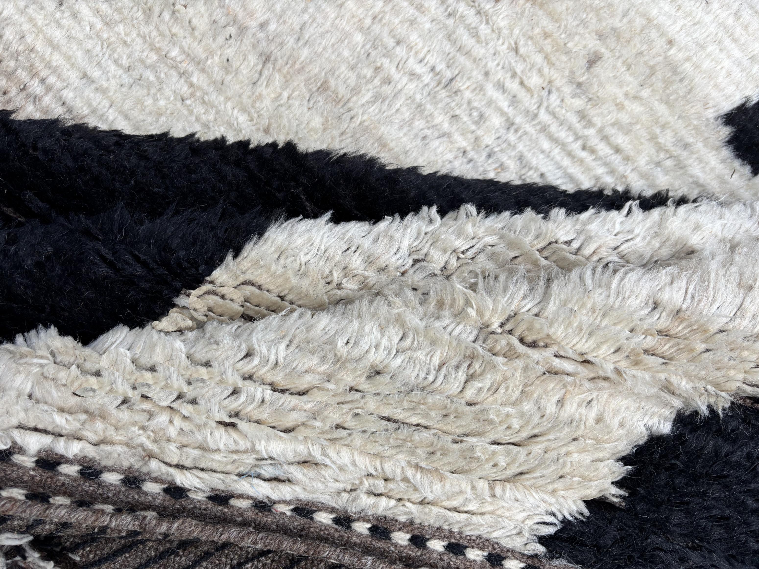 Noué à la main 8x10 ft Tapis de style marocain noué à la main en laine beige et noire non teintée en vente