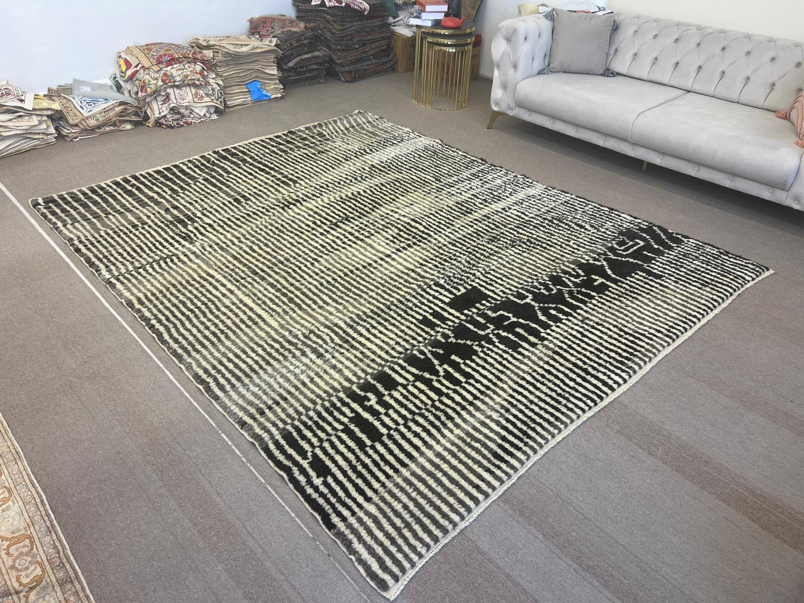8.3x10.6 Ft Tapis marocain Tulu noué à la main. 100% laine. Options sur-mesure disponibles en vente 1