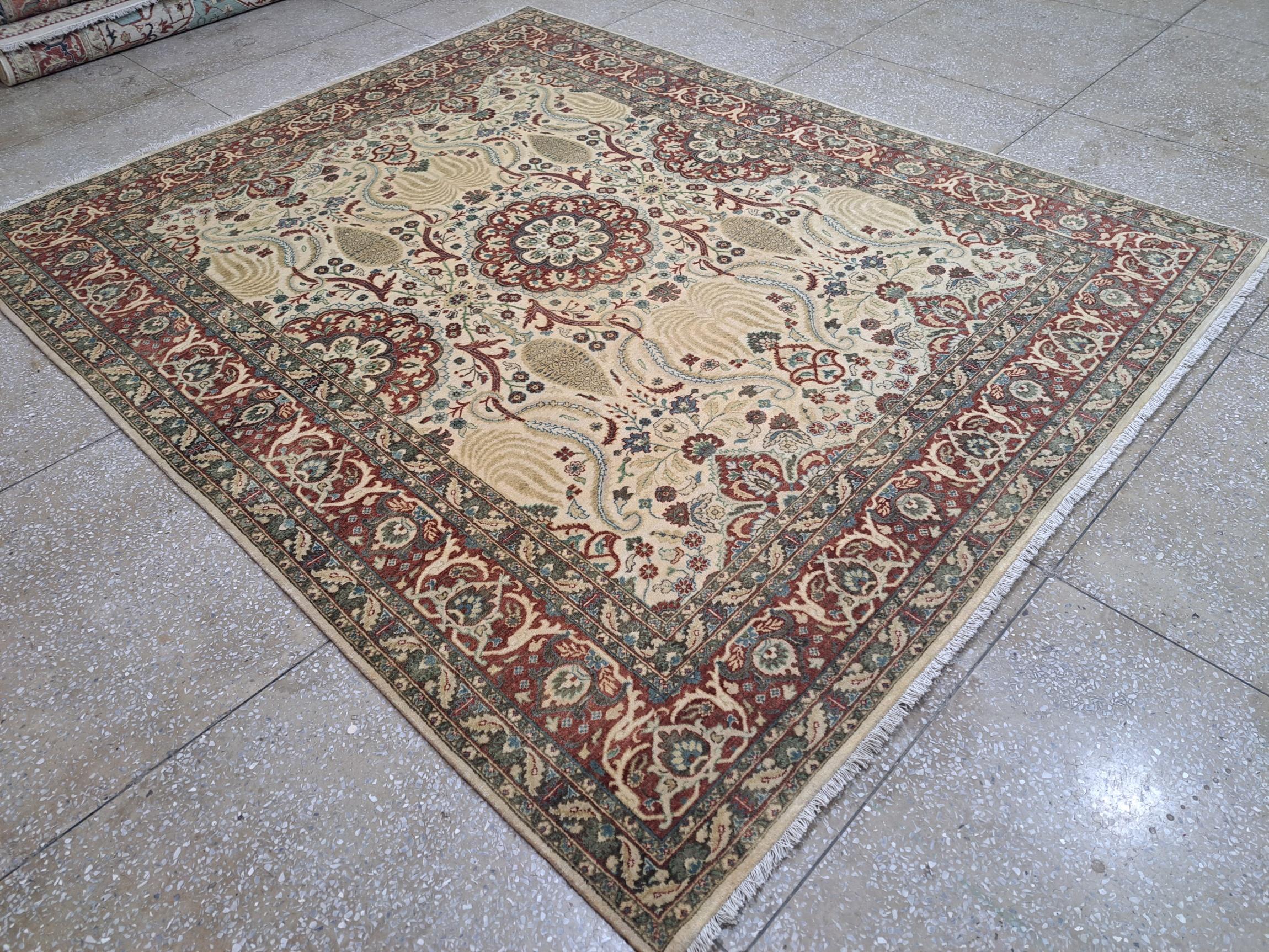 Bringen Sie zeitlose Eleganz in Ihr Zuhause mit diesem brandneuen handgeknüpften Teppich, der vom klassischen Heriz-Design aus dem 18. Jahrhundert inspiriert ist.
Jedes Stück wird von unseren Meisterhandwerkern in Indien sorgfältig gewebt und