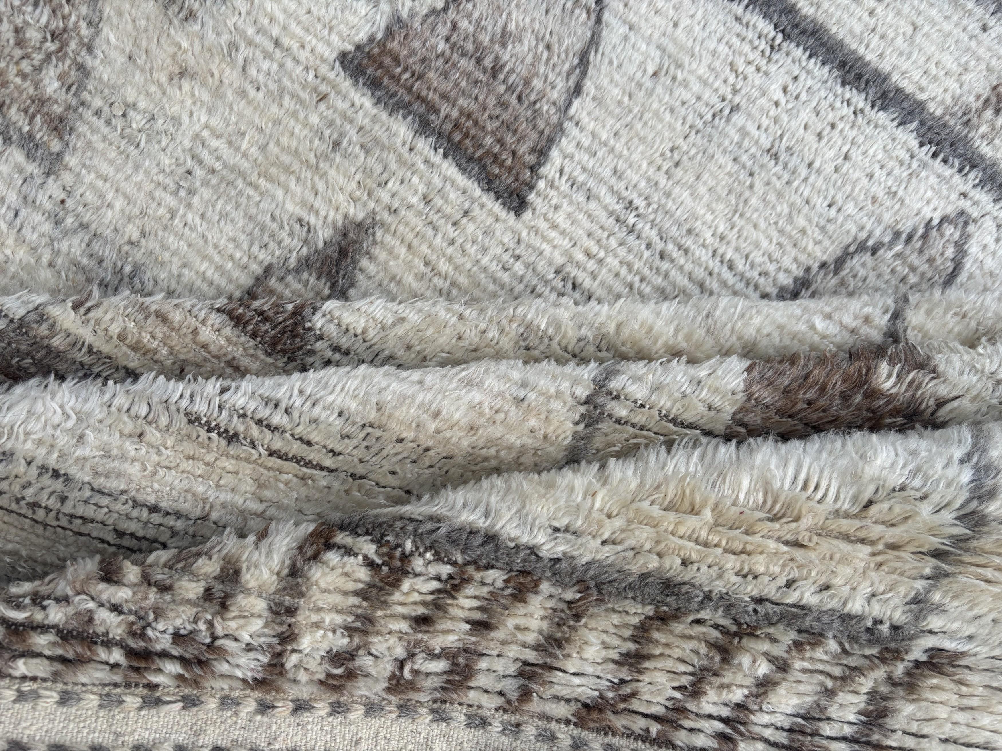 8x10 Ft Handgefertigter marokkanischer Teppich im Azilal-Stil. 100% Wolle. Modern Beni Ourain Carpet (Handgeknüpft) im Angebot