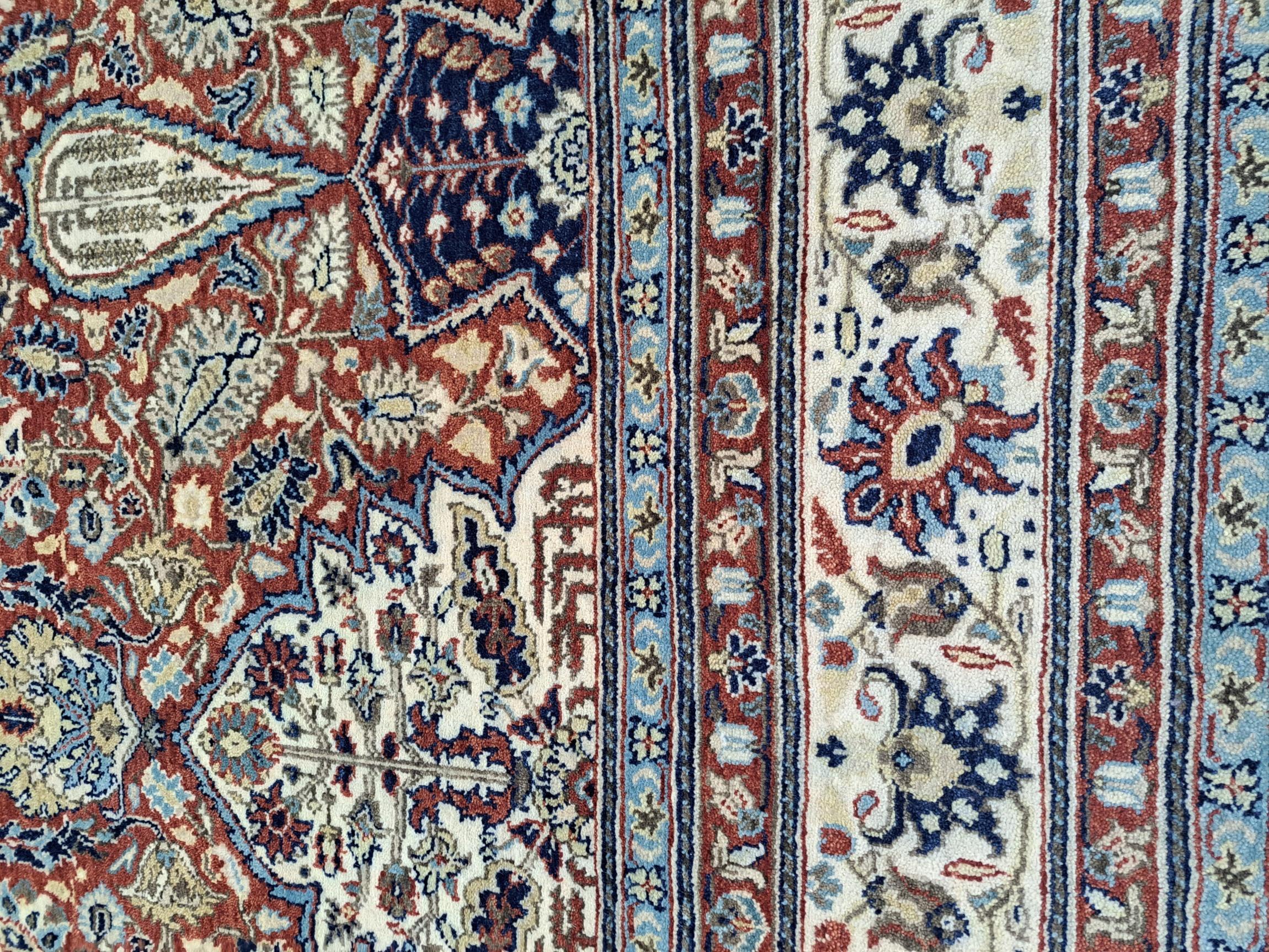 Bringen Sie zeitlose Eleganz in Ihr Zuhause mit diesem brandneuen handgeknüpften Teppich, der vom klassischen Heriz-Design aus dem 18. Jahrhundert inspiriert ist.
Jedes Stück wird von unseren Meisterhandwerkern in Indien sorgfältig gewebt und