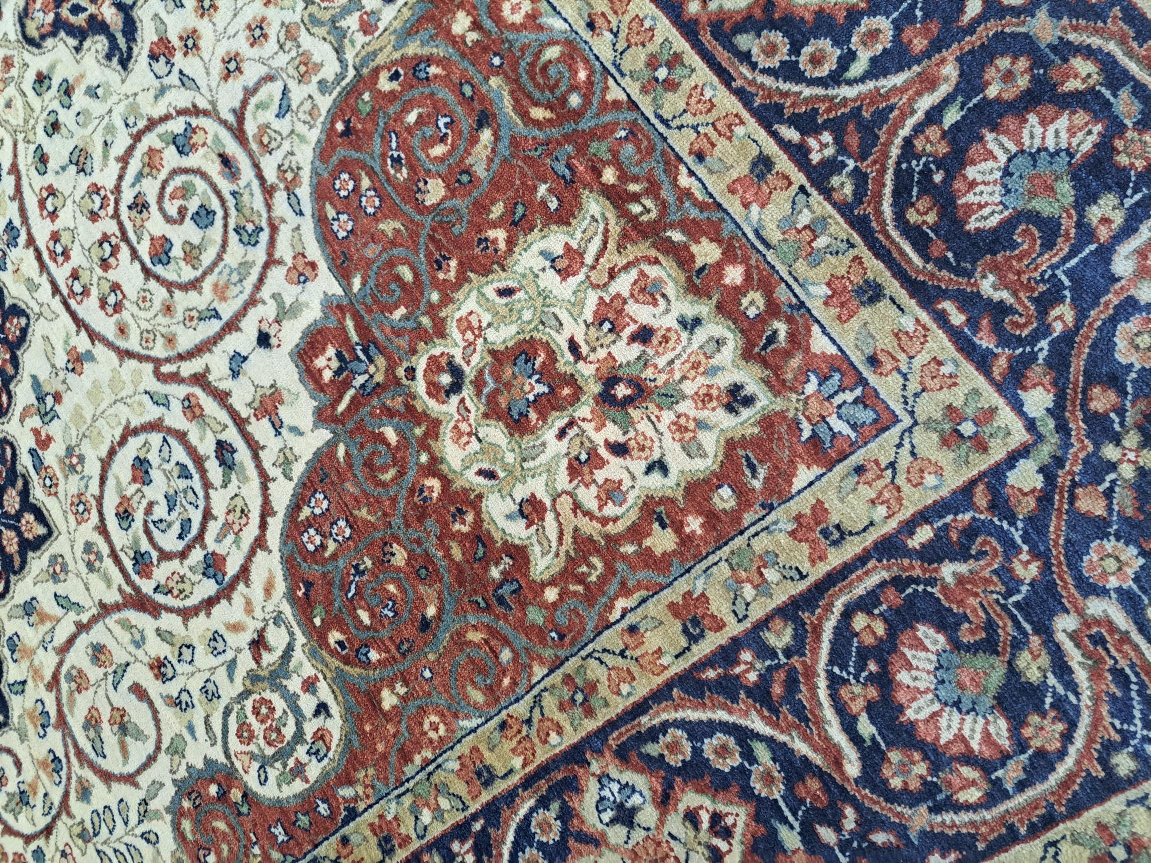 Bringen Sie zeitlose Eleganz in Ihr Zuhause mit diesem brandneuen handgeknüpften Teppich, der vom klassischen Heriz-Design aus dem 18. Jahrhundert inspiriert ist.
Jedes Stück wird von unseren Meisterhandwerkern in Indien sorgfältig gewebt und