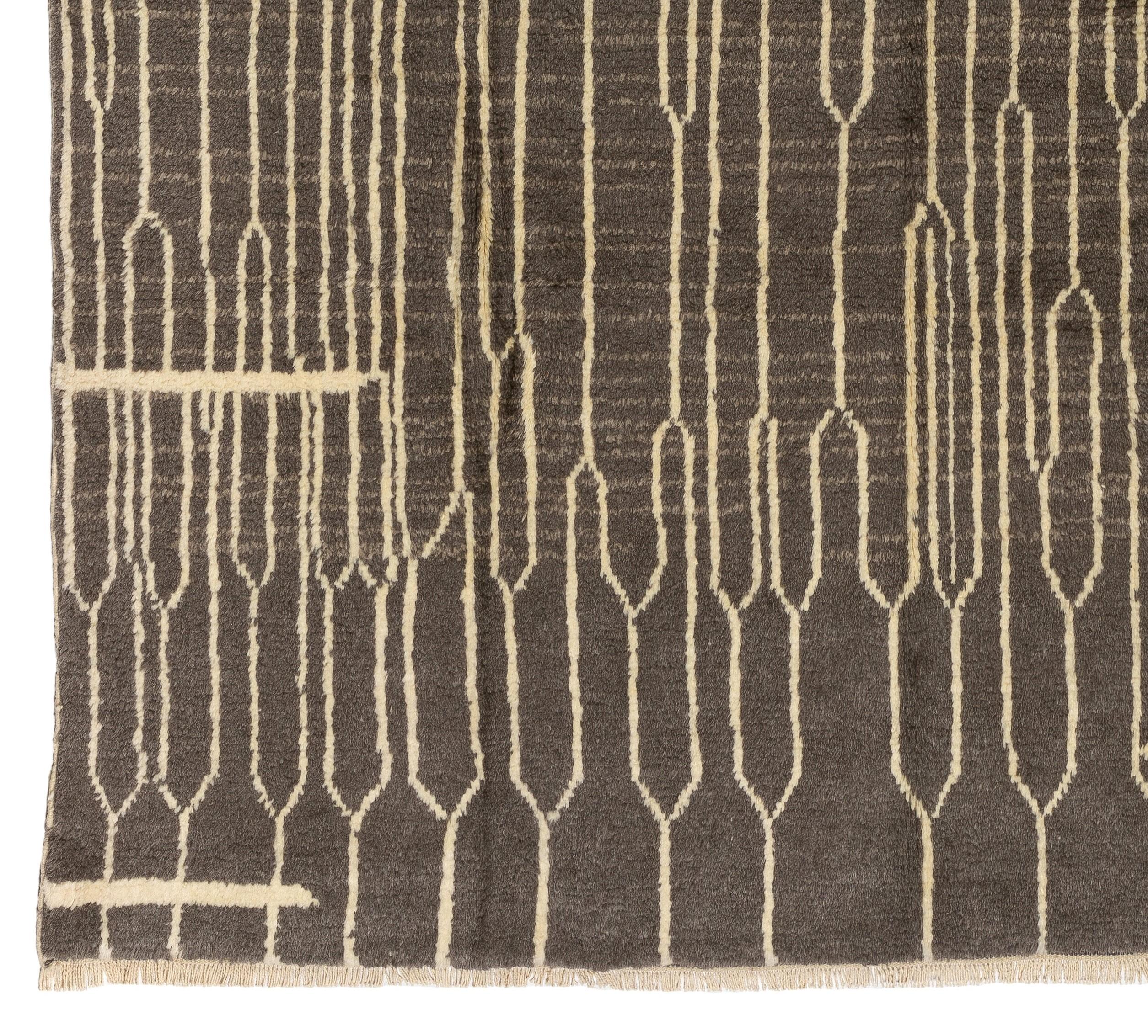 Ein handgeknüpfter moderner Teppich mit weichem, kuscheligem Wollflor auf Wollbasis. Maße: 8.2 x 10.1 Ft -

Der Teppich ist so erhältlich, wie er gesehen wird, oder kann auf Wunsch innerhalb von sechs Wochen in einer anderen Größe, Farbkombination