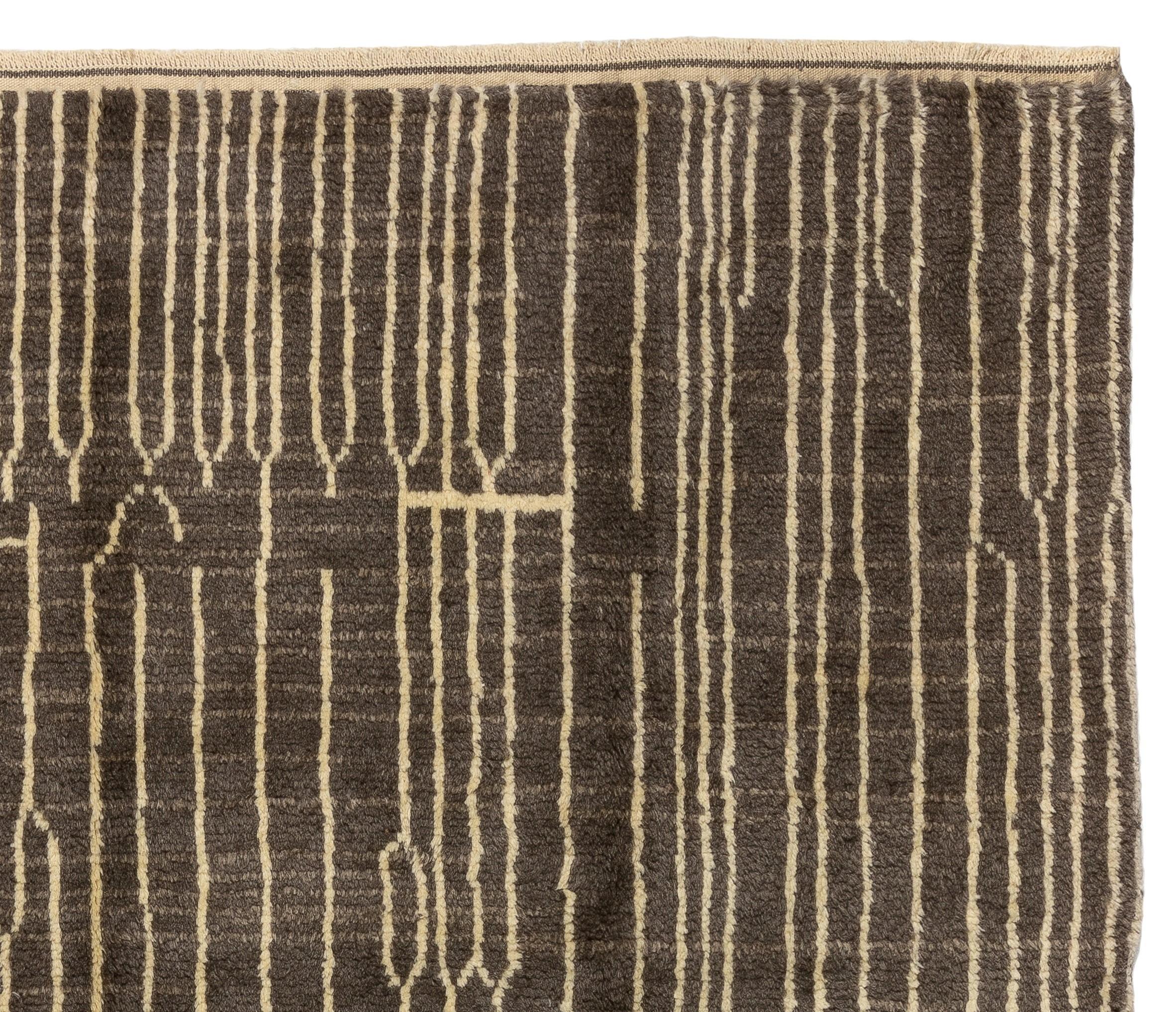 Maßgefertigter moderner handgeknüpfter Tulu-Teppich in Anthrazitgrau und Creme, 100 % Wolle (Skandinavische Moderne) im Angebot